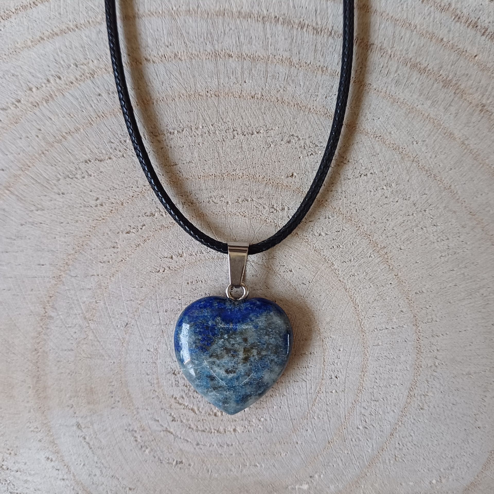 Waxkoord ketting met lapis lazuli edelsteen hartje.
