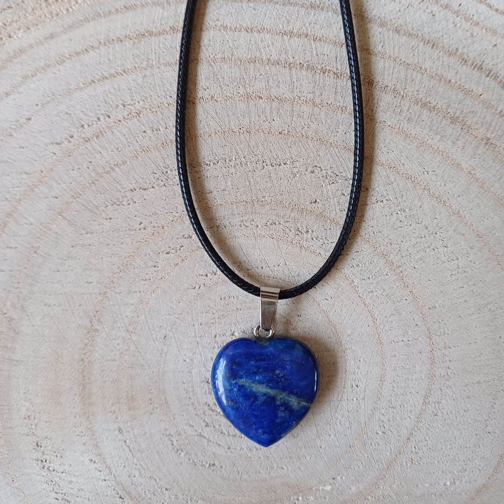 Waxkoord ketting met lapis lazuli edelsteen hartje.