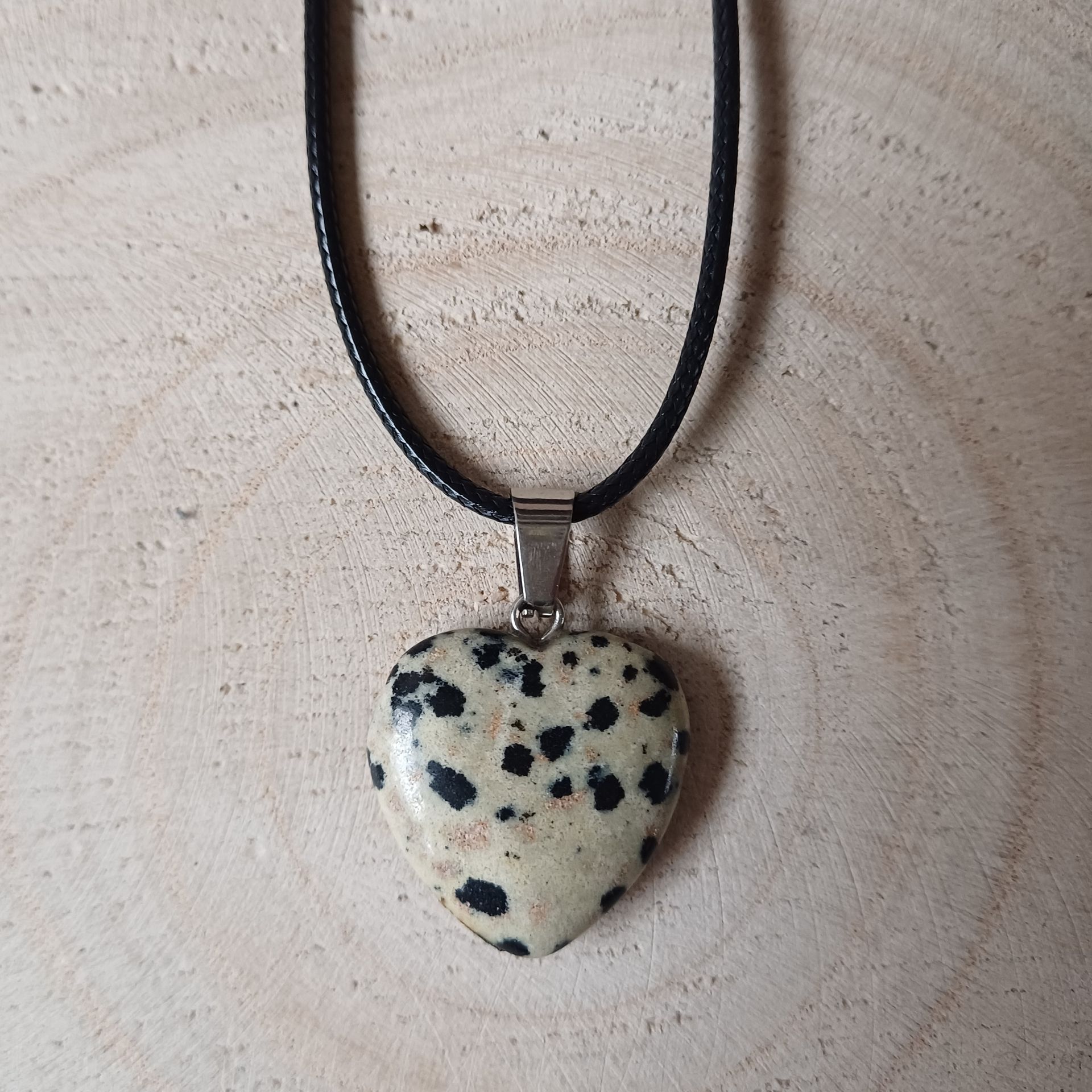 Waxkoord ketting met dalmatier jaspis edelsteen hartje.