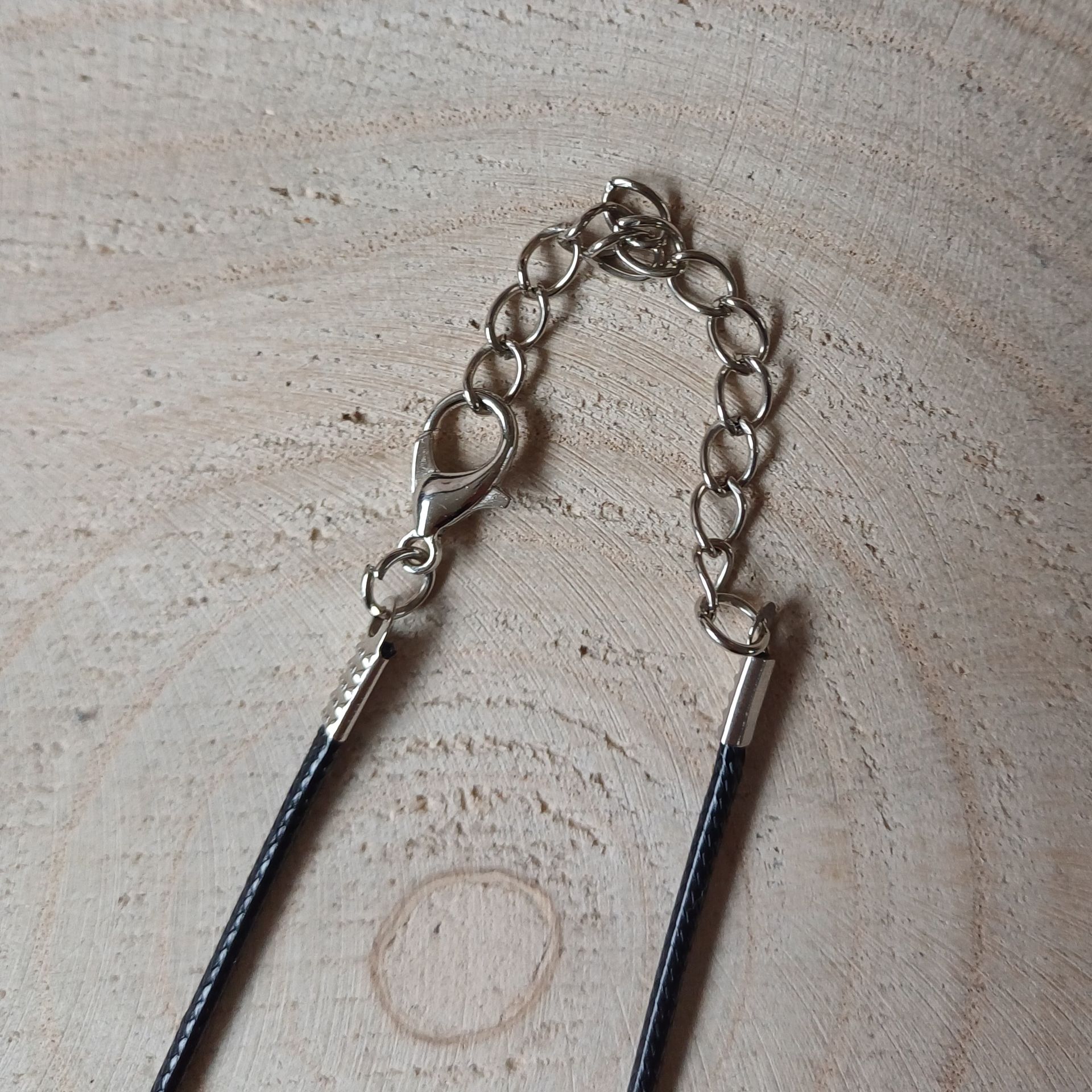 Waxkoord ketting met dalmatier jaspis edelsteen hartje.