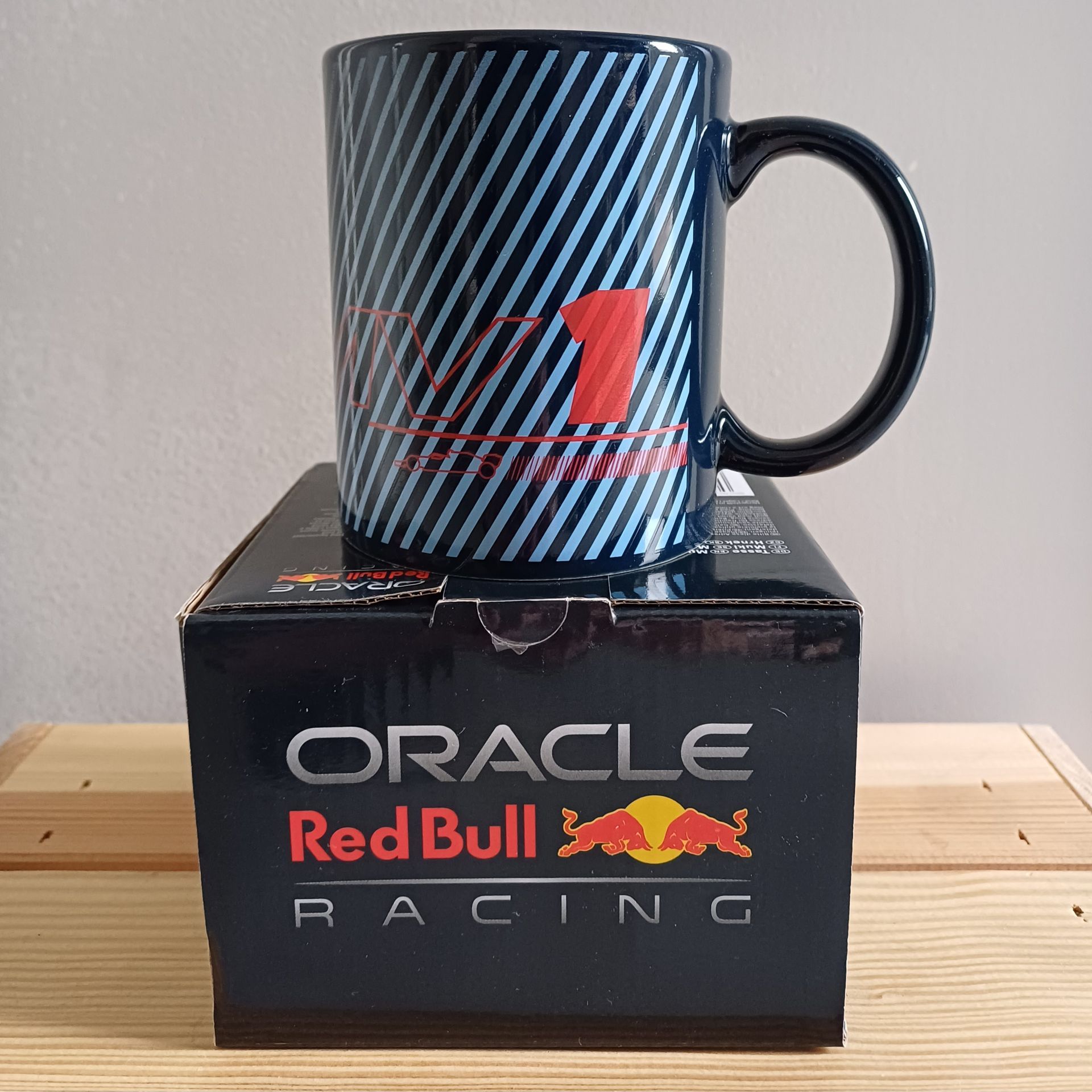 Oracle Red Bull Racing mok en doos.