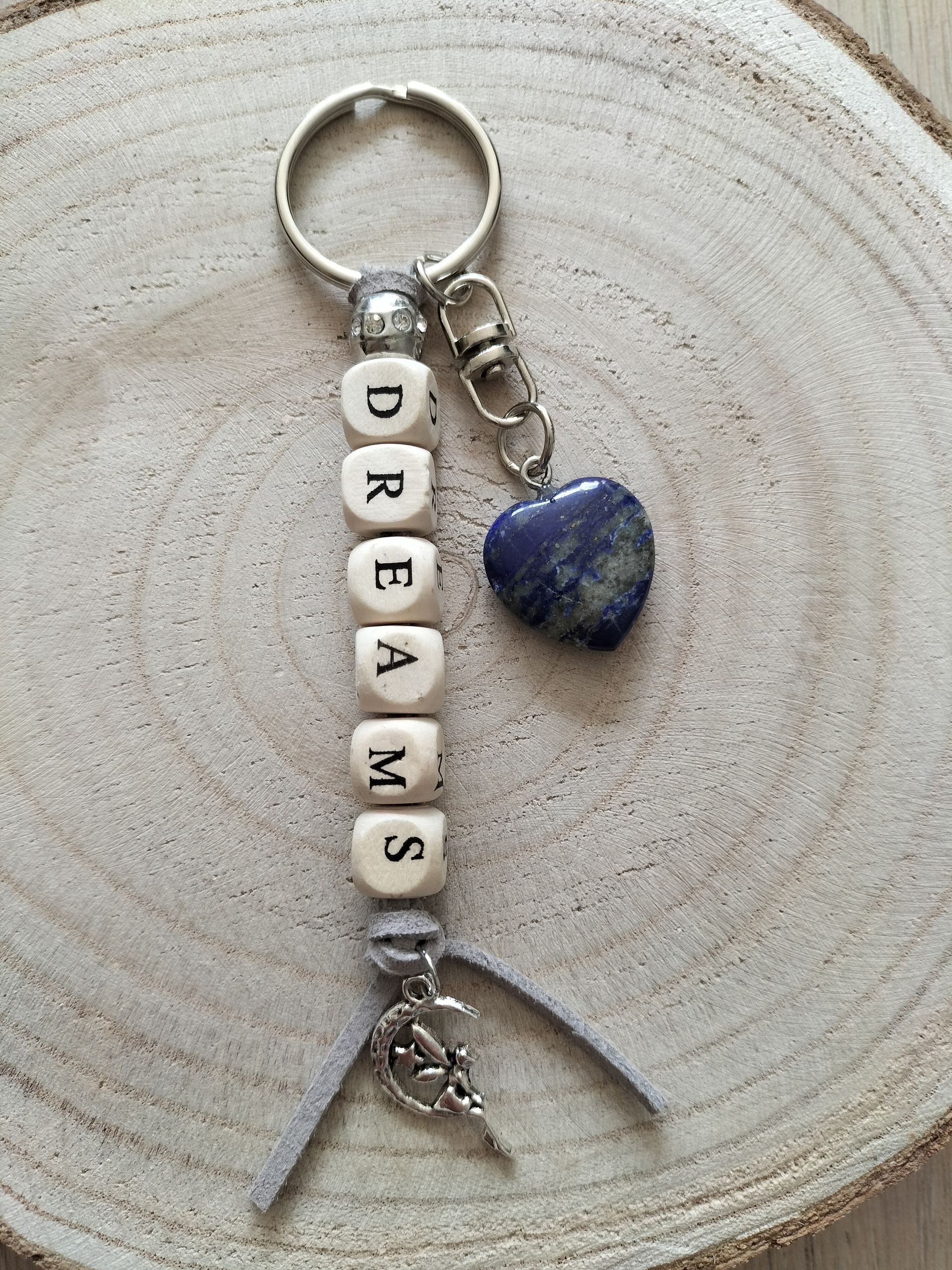 Sleutelhanger met tekst DREAMS en lapis lazuli hartje