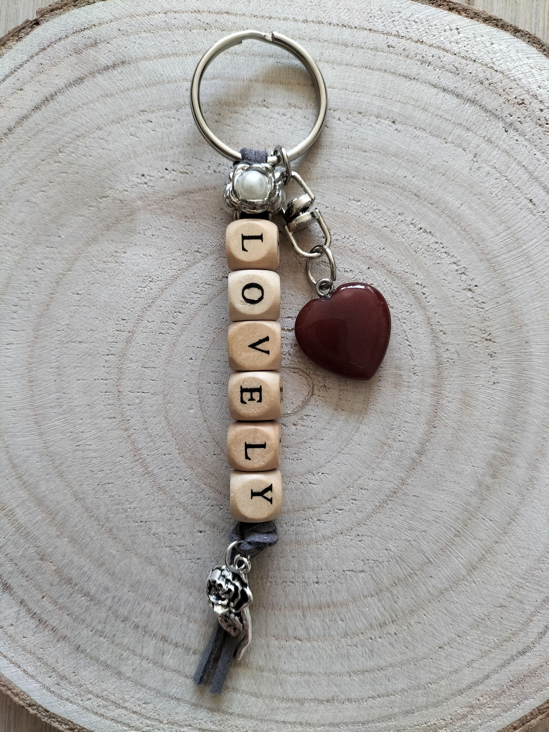 Sleutelhanger met tekst LOVELY en carneool hartje
