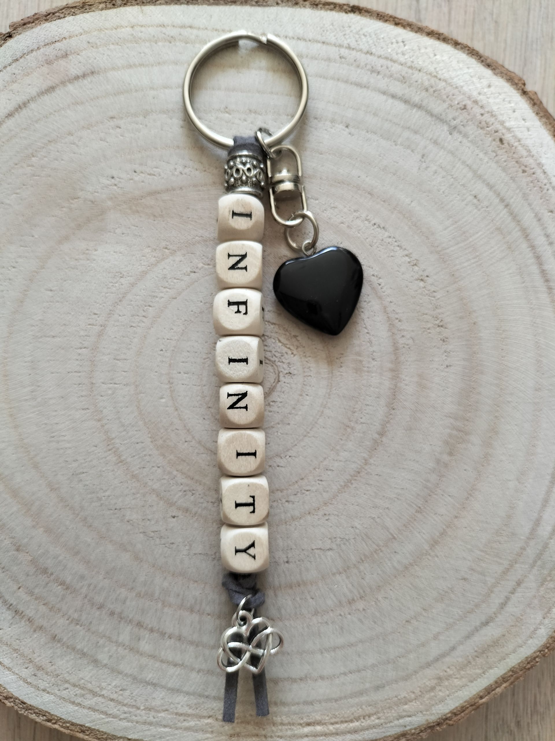 Sleutelhanger met tekst INFINITY en obsidiaan hartje