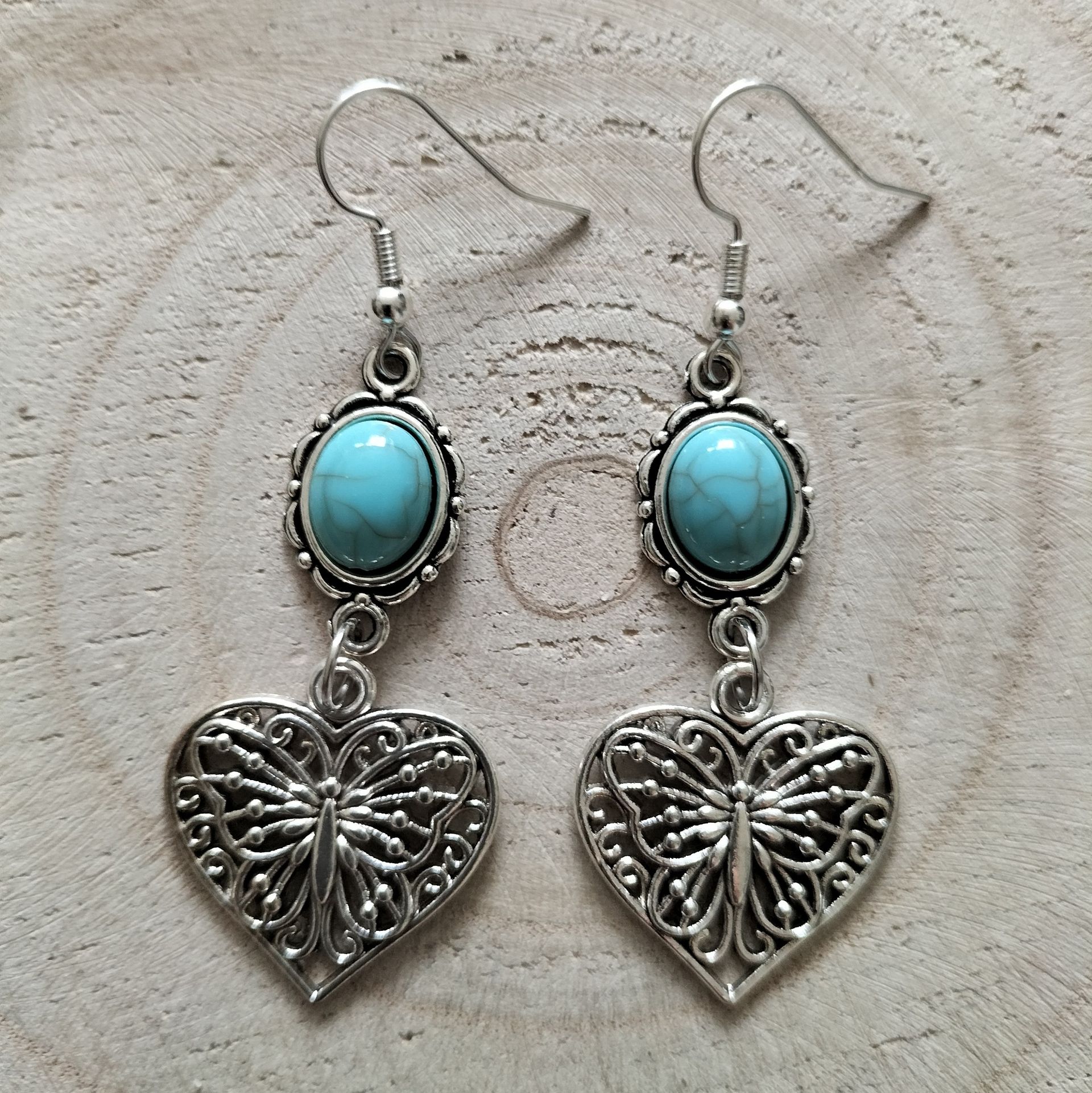 Bohemian oorbellen vlinderhart en ovaalvormig turquoise steentje (hypoallergeen)