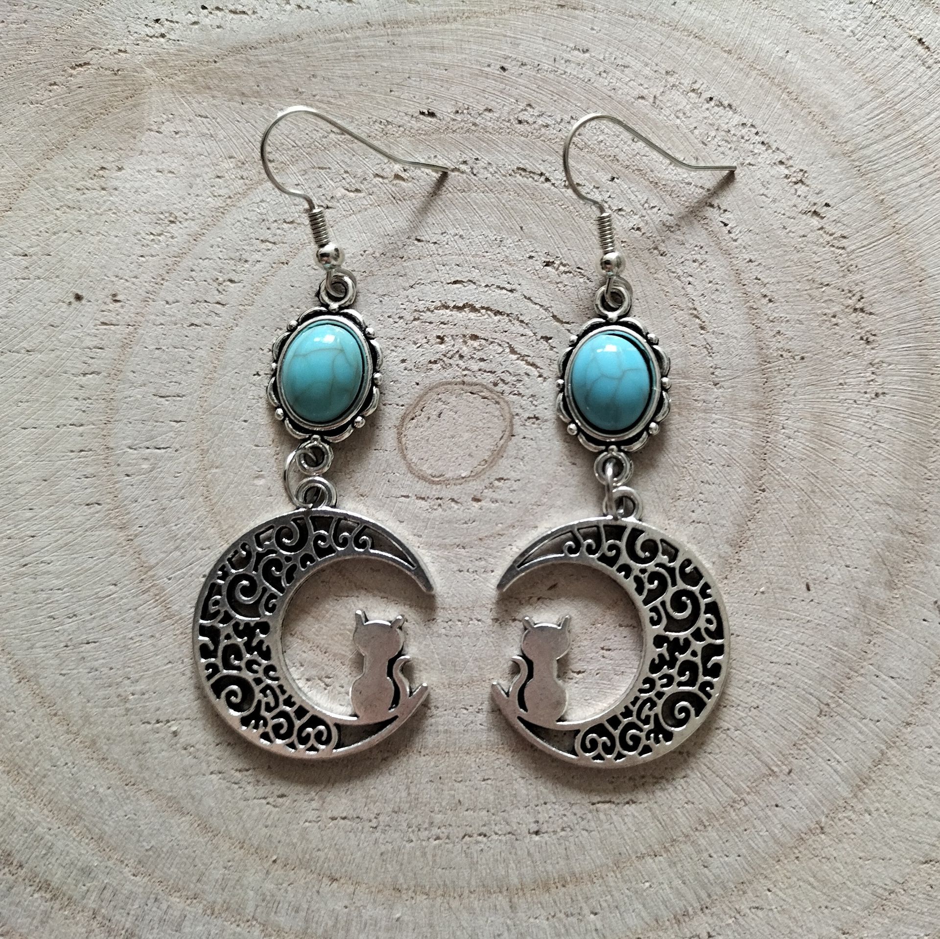 Bohemian oorbellen met turquoise steentje en kat zittend op maan (hypoallergeen)