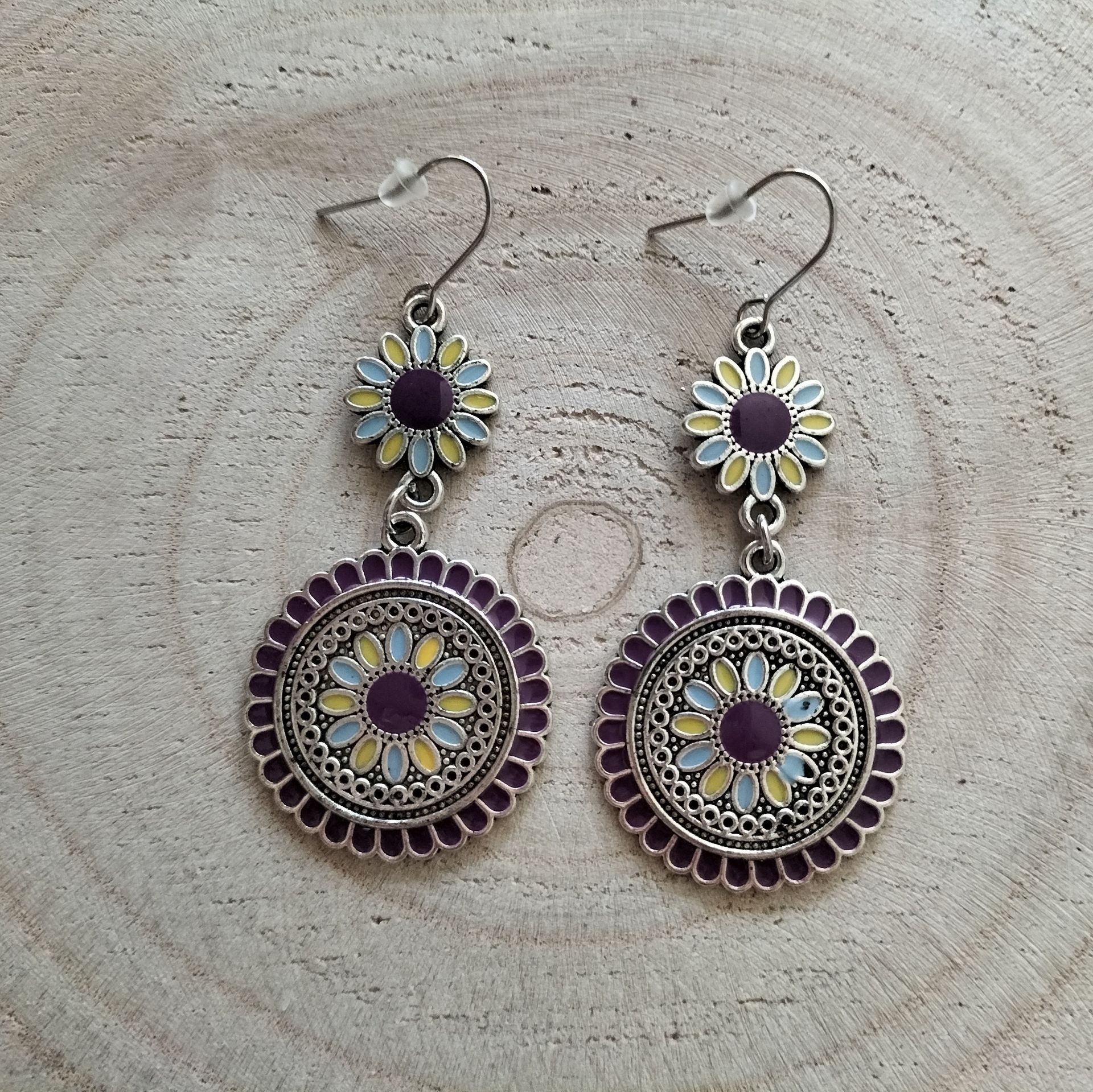 Bohemian oorbellen rond bloem (paars/blauw/geel)
