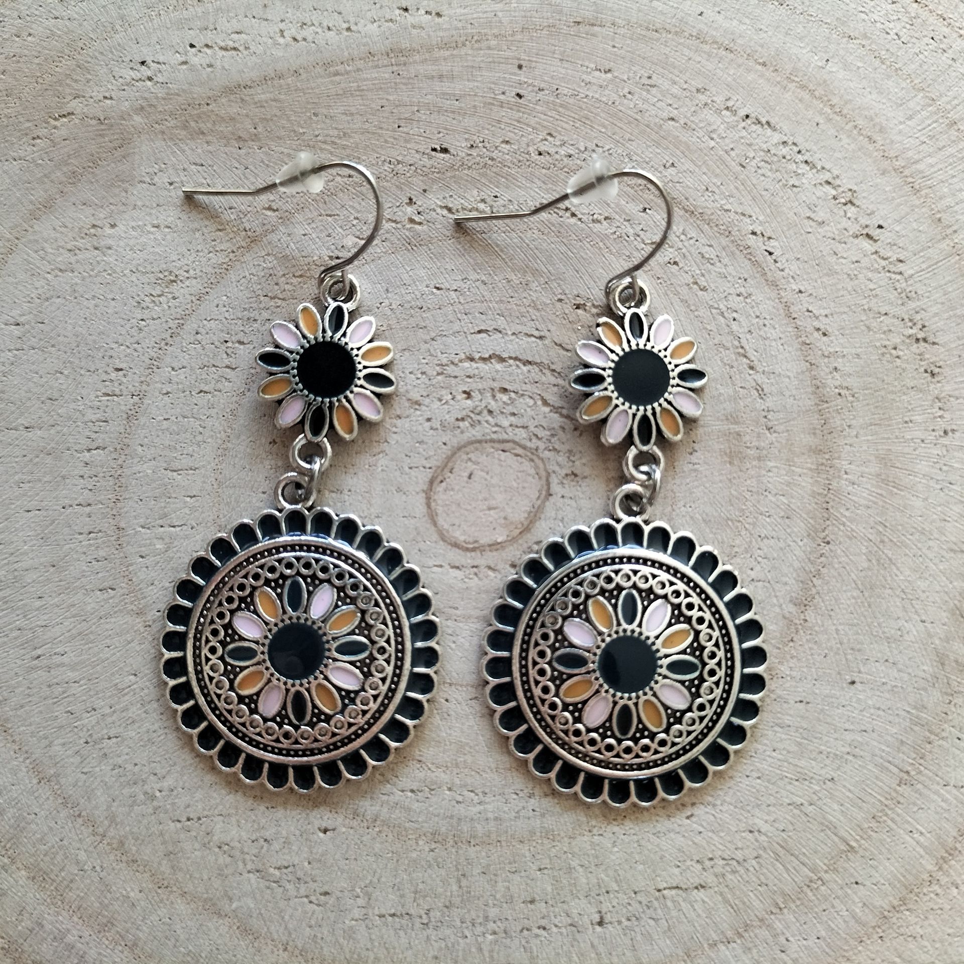 Bohemian oorbellen rond bloem (donkerblauw/roze/licht oranje)