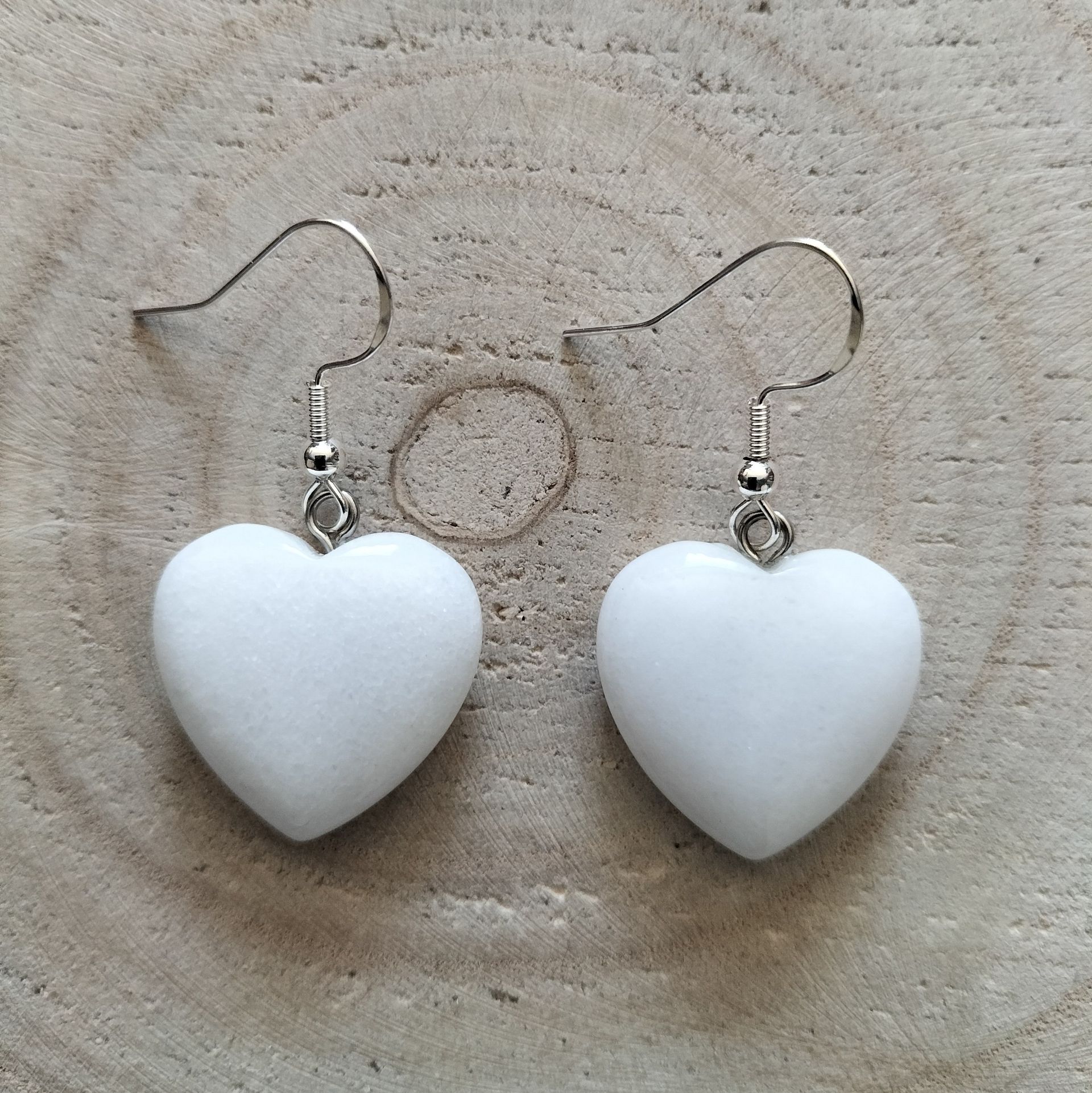 Witte jade hartjes oorbellen