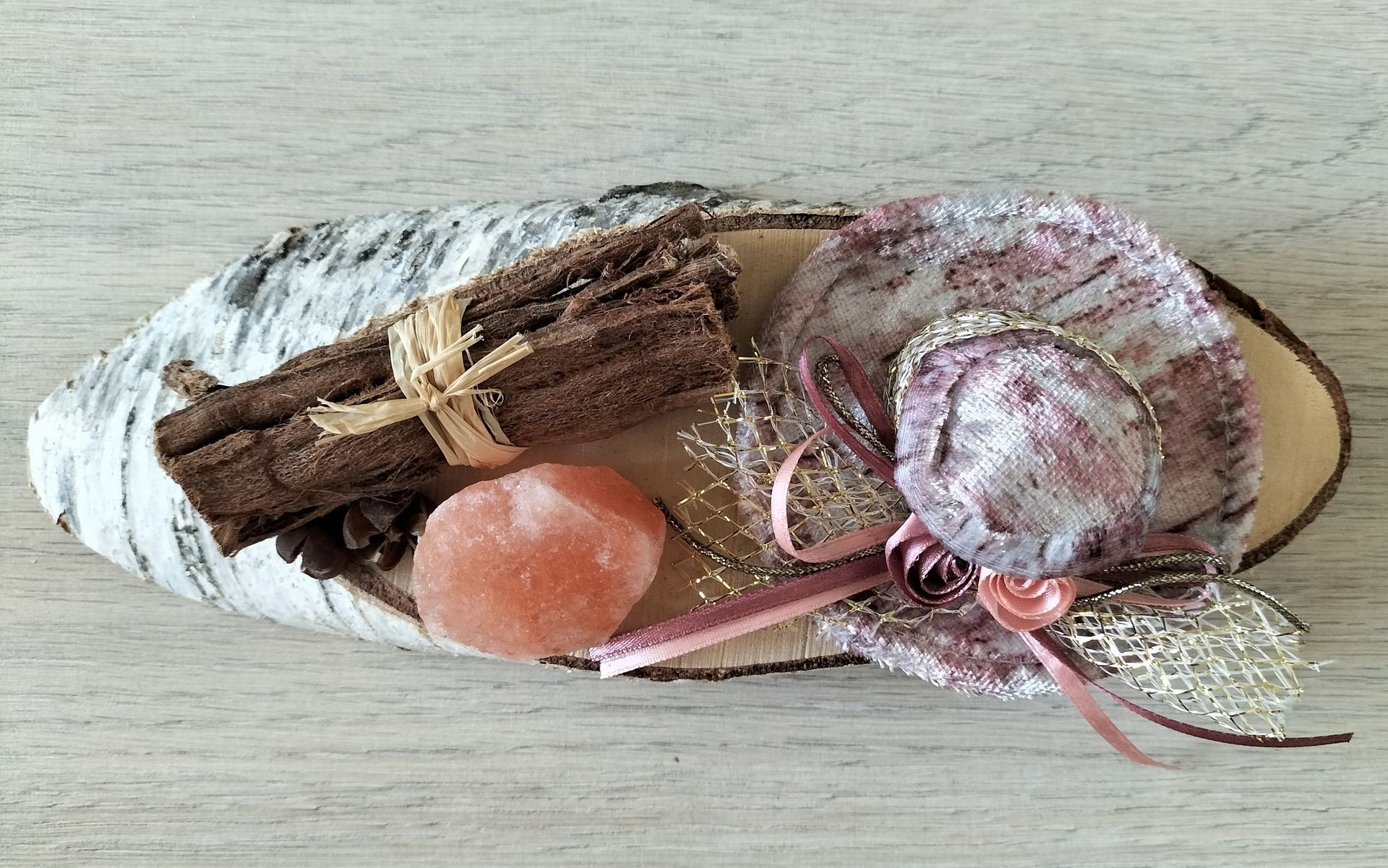 Decoratieve houtschijf met Himalaya zoutsteen en hoedje