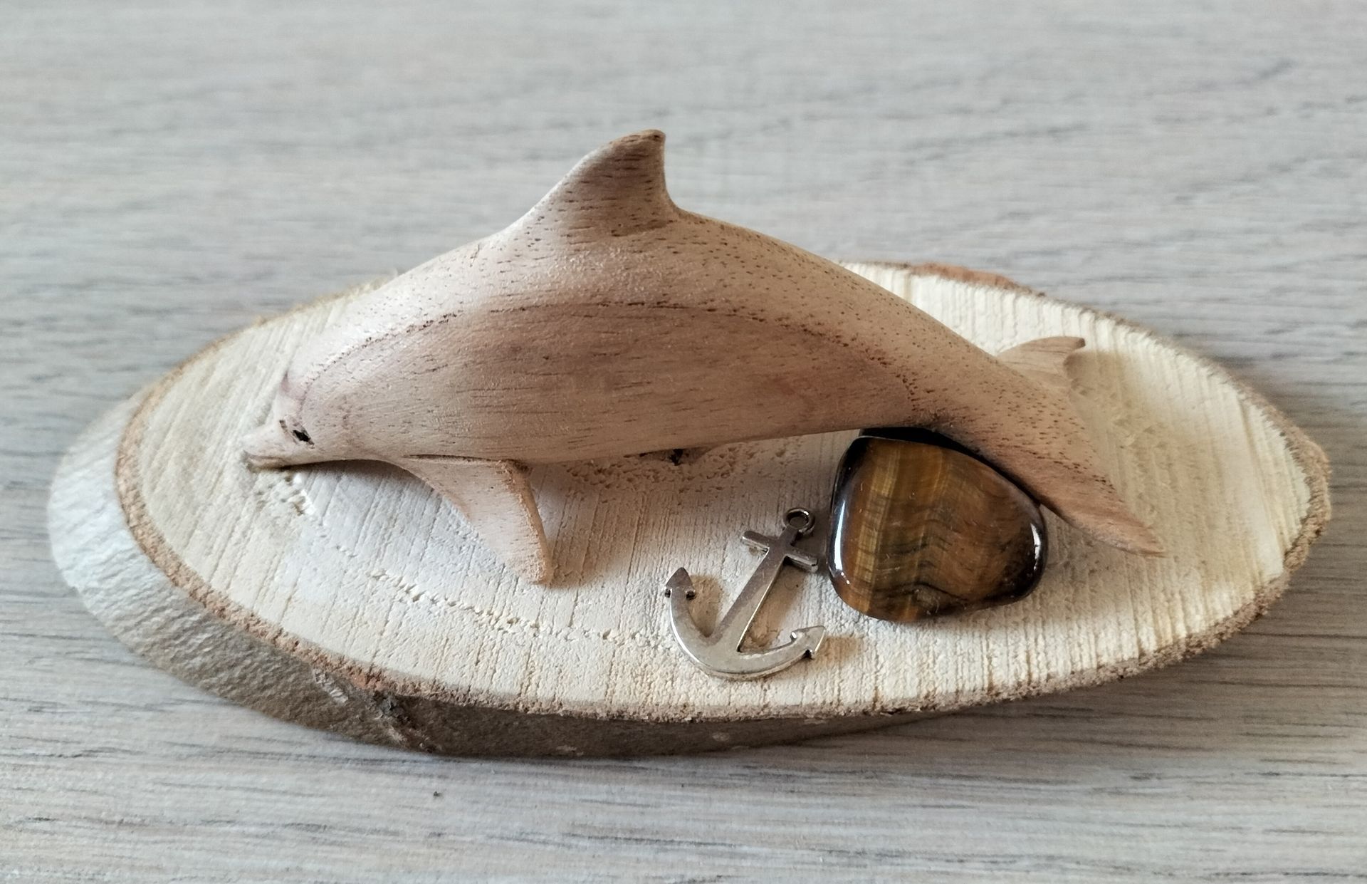Dolfijn met tijgeroog op houtschijf