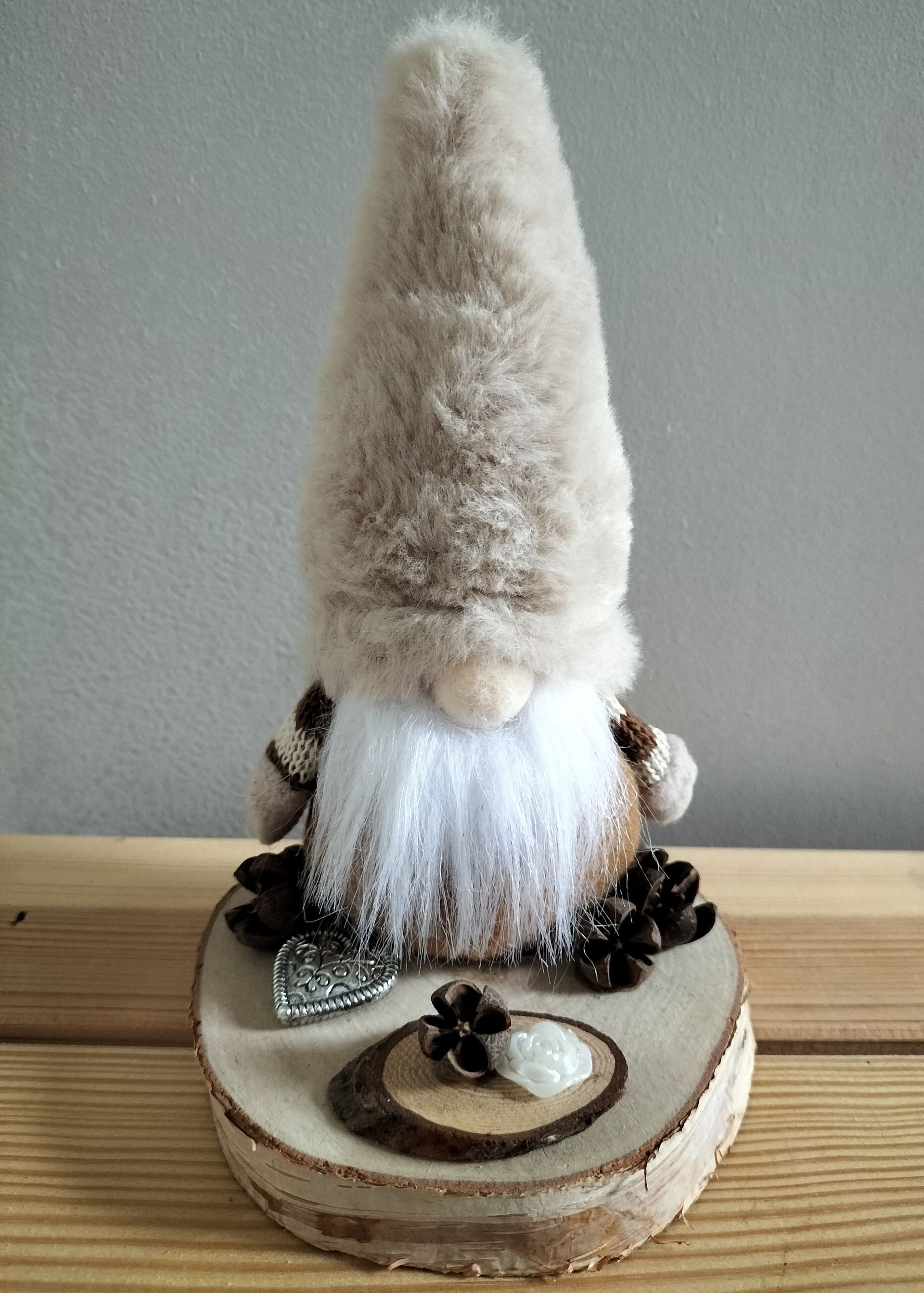 Houtschijf met gnoom en herfstdecoratie