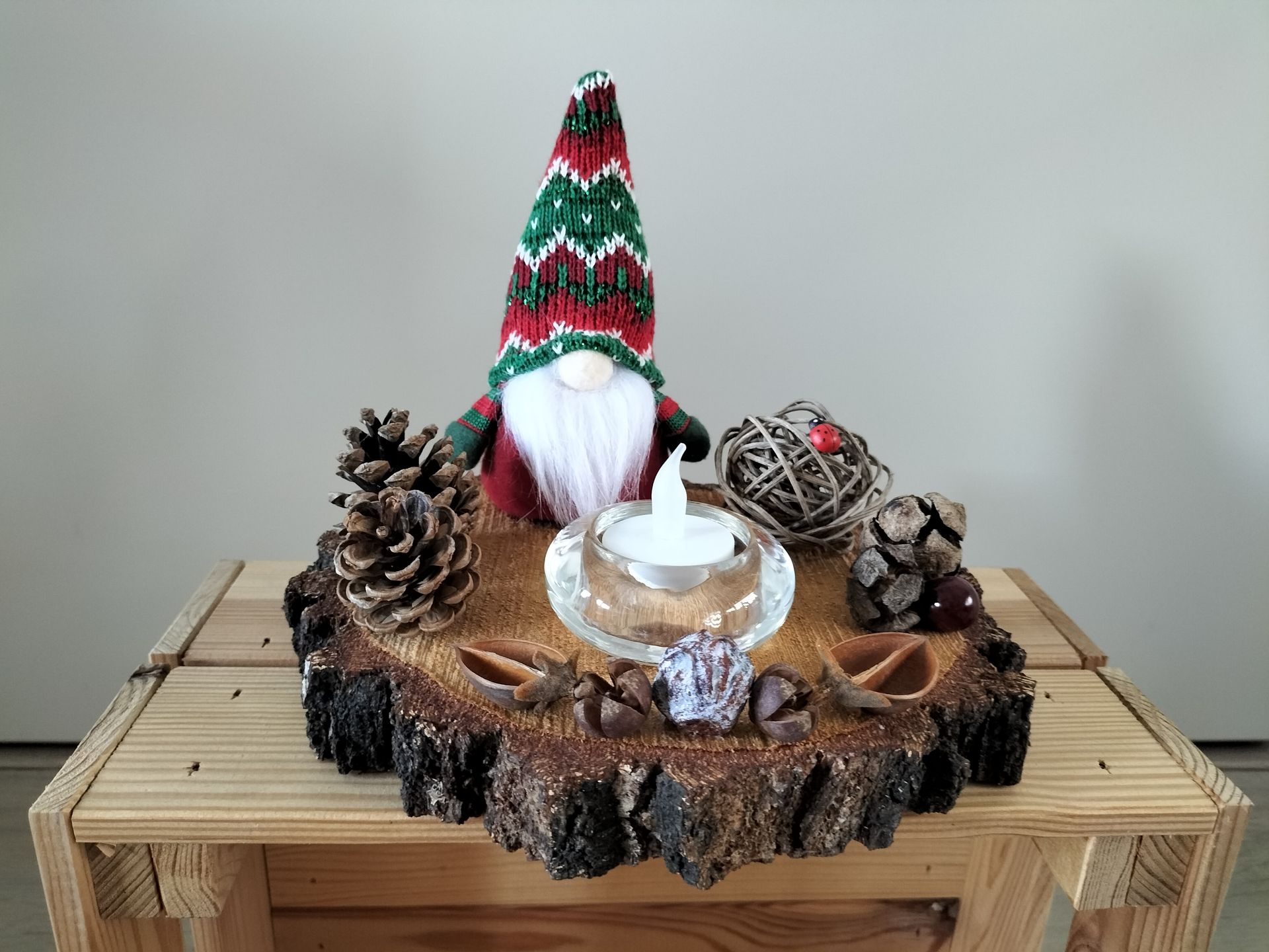 Houtschijf met gnoom, kerstdecoratie en waxinelichthouder