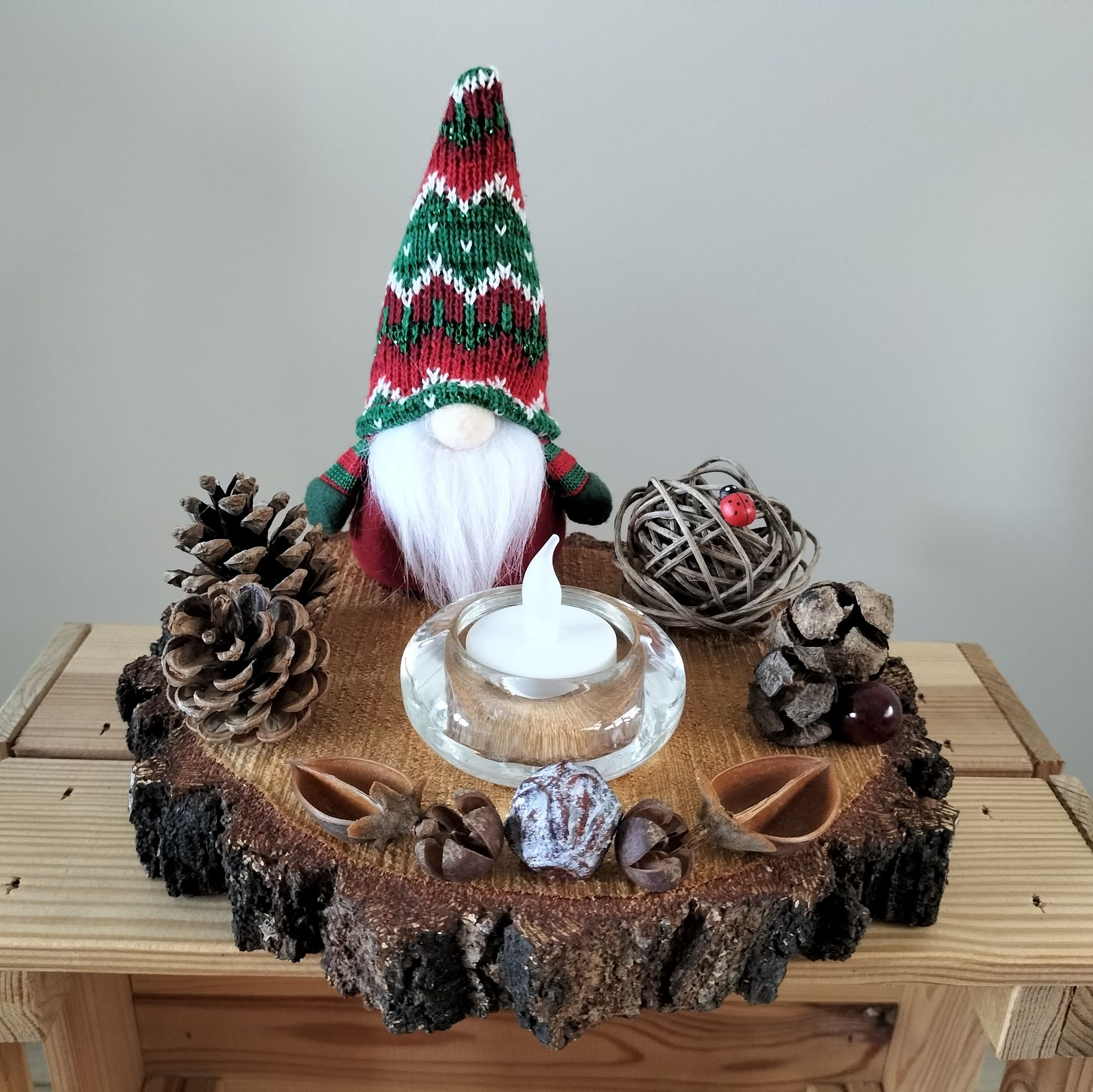 Houtschijf met gnoom, kerstdecoratie en waxinelichthouder