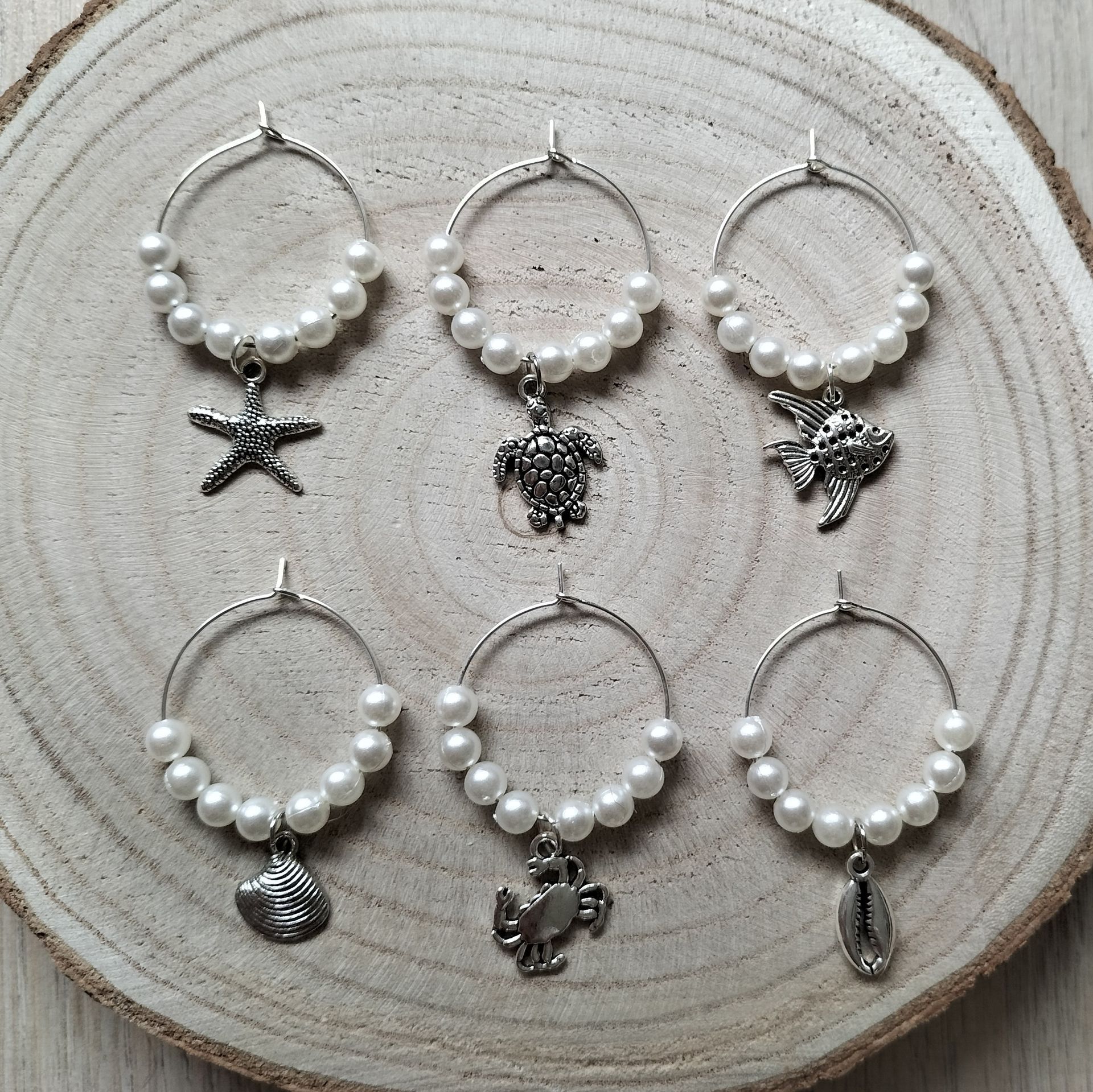Wijnglasringen zeedieren met witte kralen 6 stuks