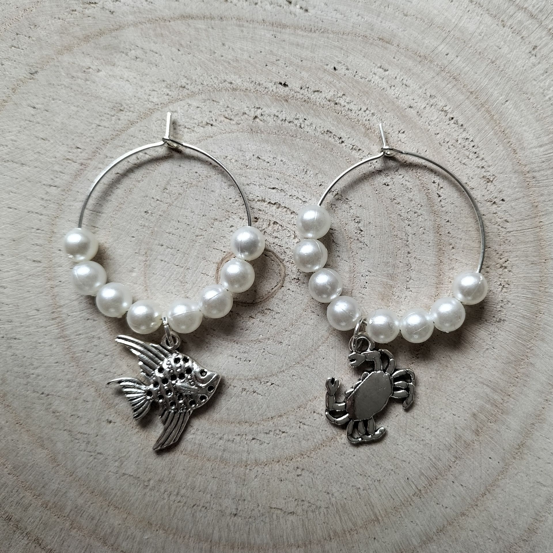 Wijnglasringen zeedieren met witte kralen 6 stuks