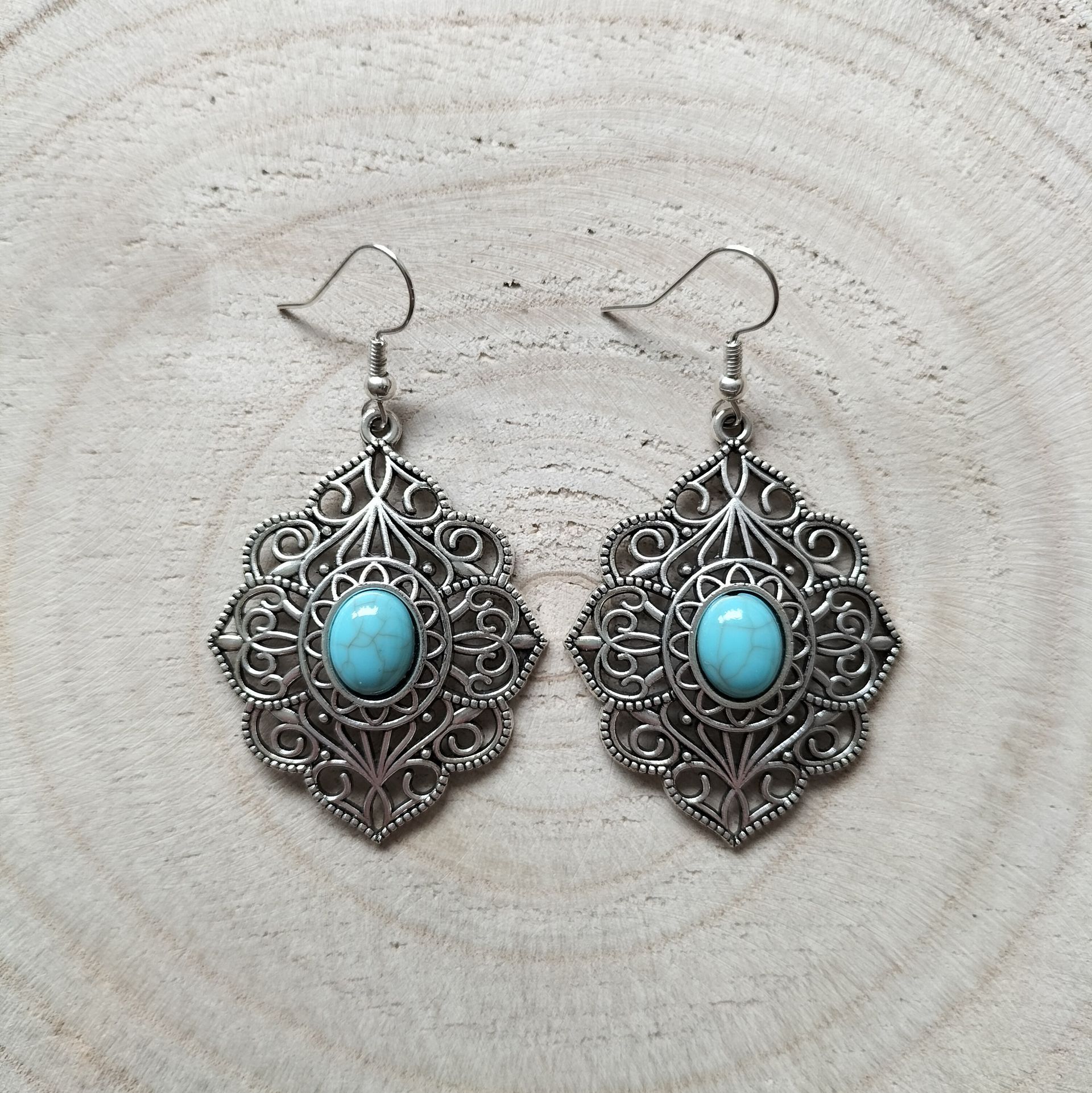 Bohemian oorbellen ruitvormig met turquoise steentje