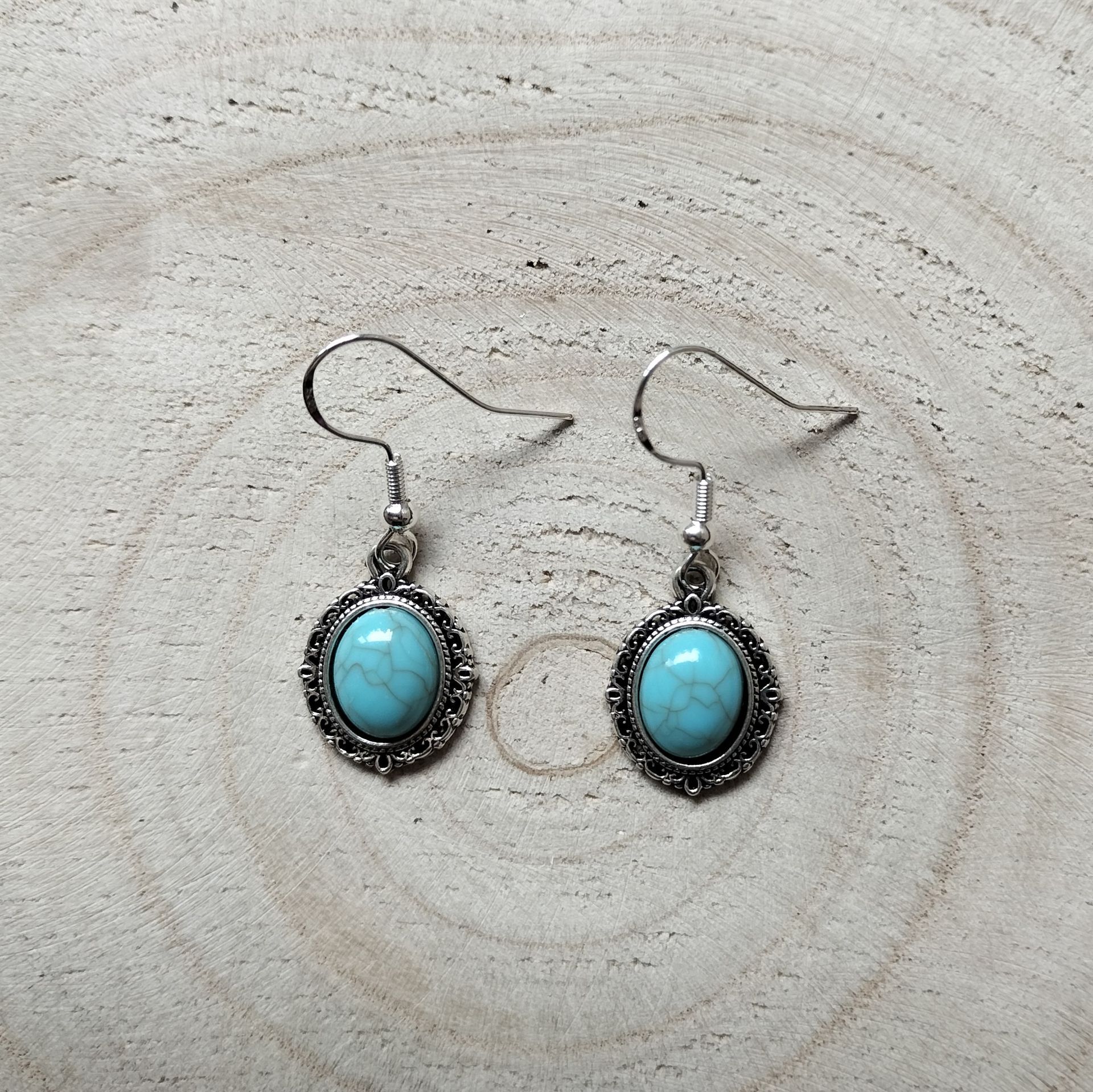 Ovaalvormige klassieke Bohemian oorbellen met turquoise steentje