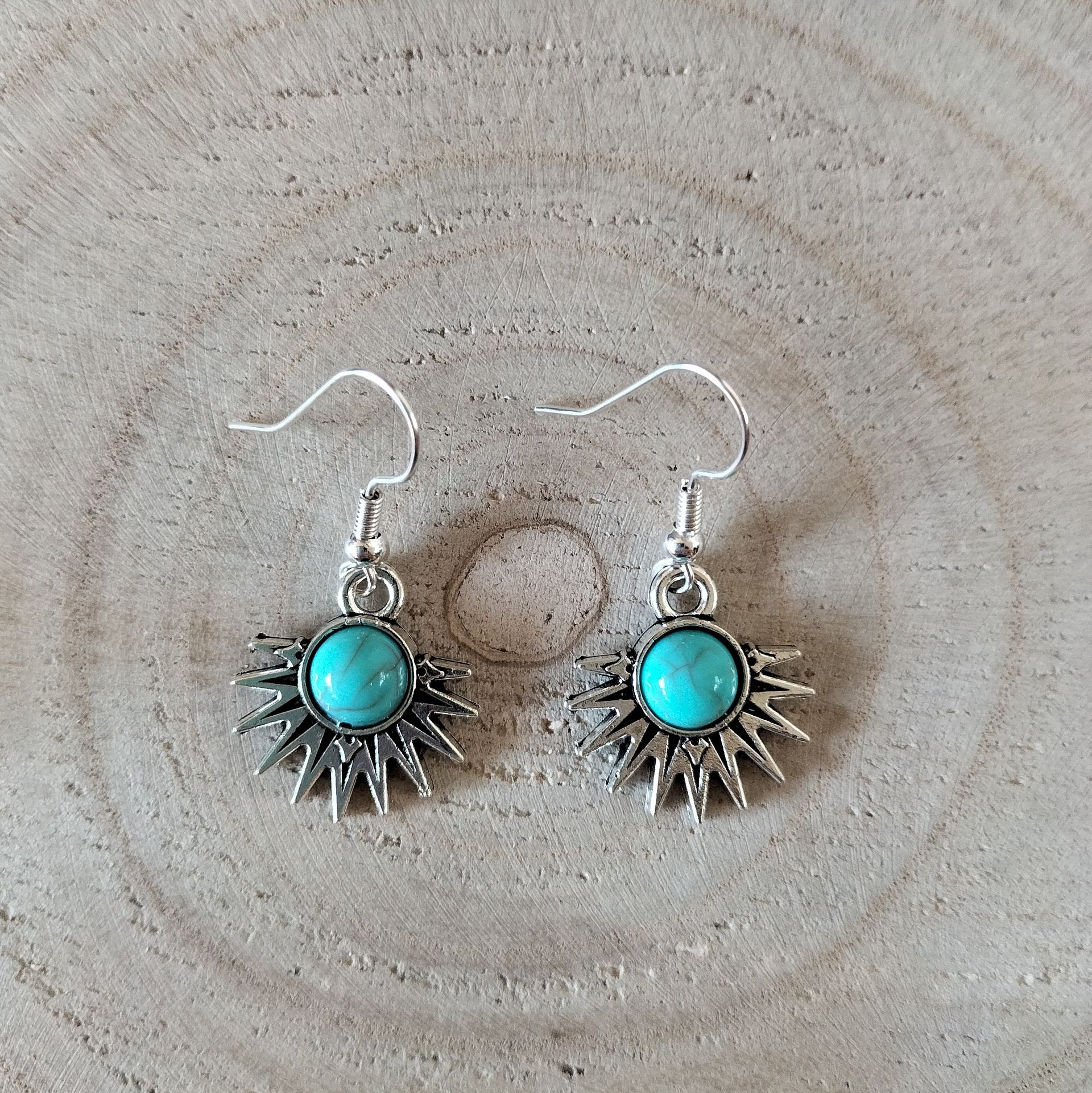 Oorbellen Tibetaanse halve zon met turquoise steentje (hypoallergeen)