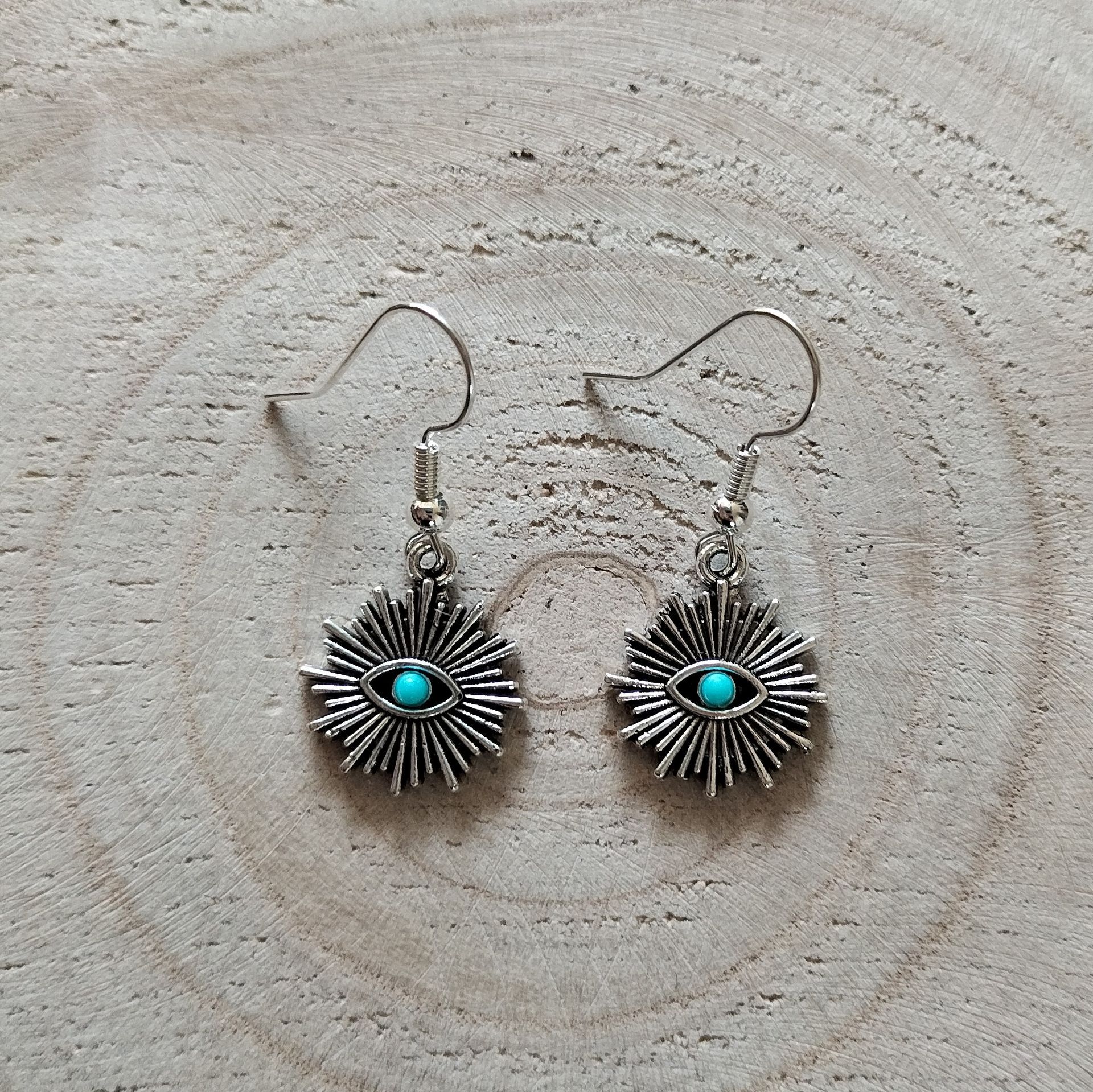 Oorbellen zonneoog met turquoise steentje (hypoallergeen)