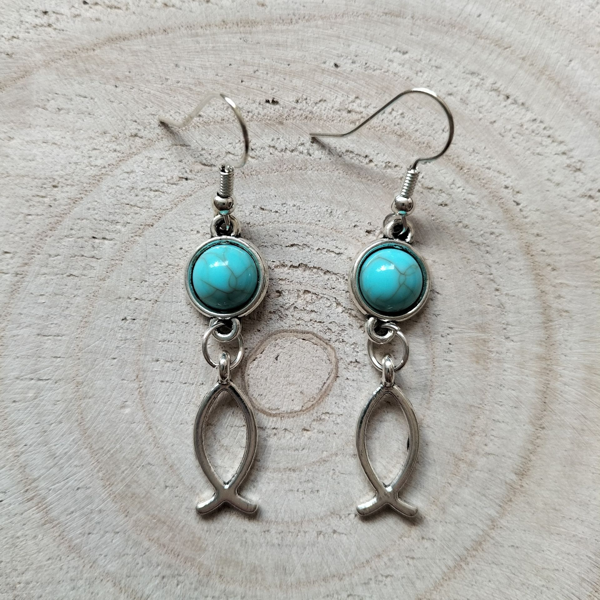 Oorbellen met rond turquoise steentje en ichthus visje (hypoallergeen)
