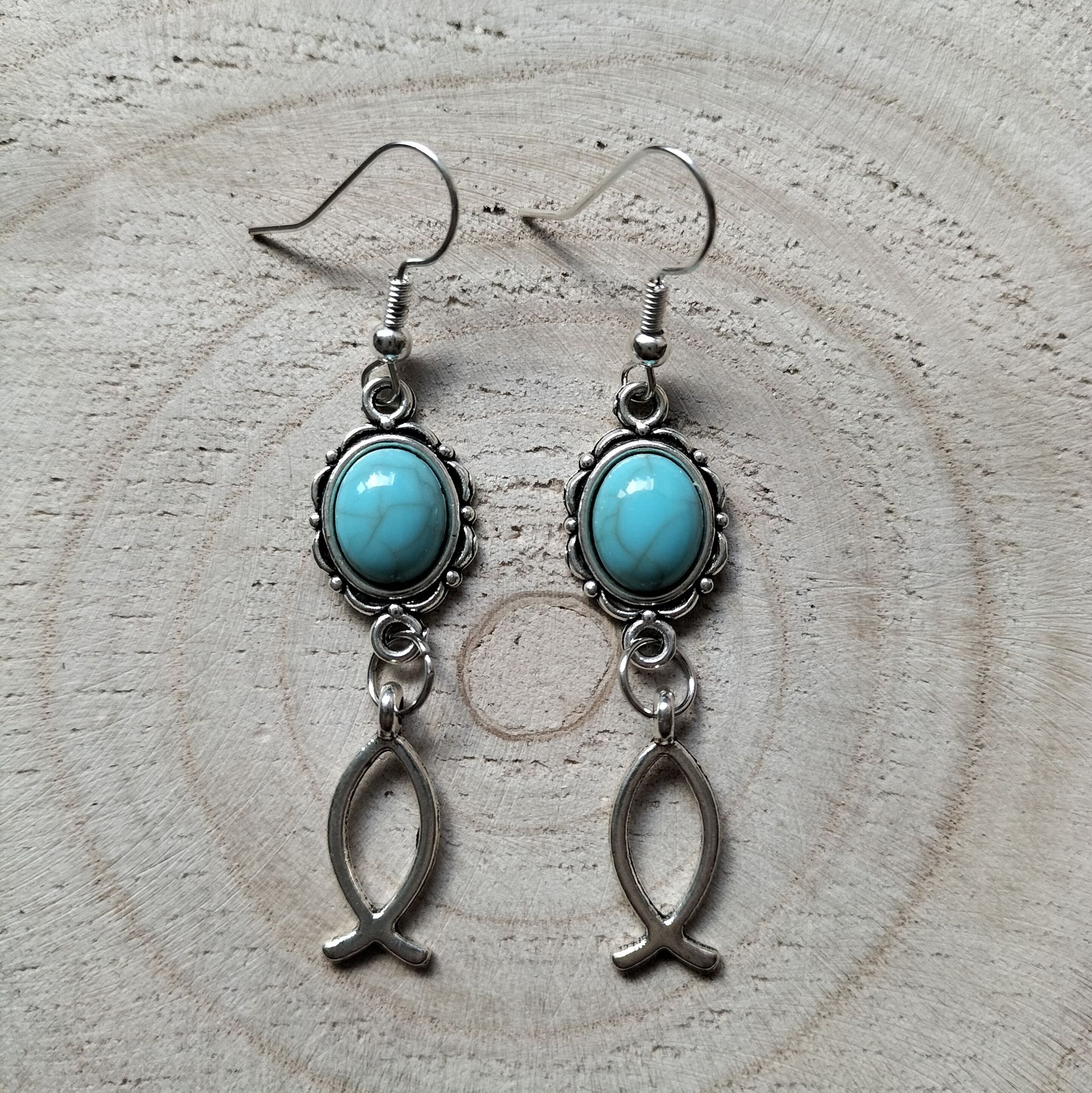 Bohemian oorbellen met ovaalvormig turquoise steentje en ichthus visje (hypoallergeen)