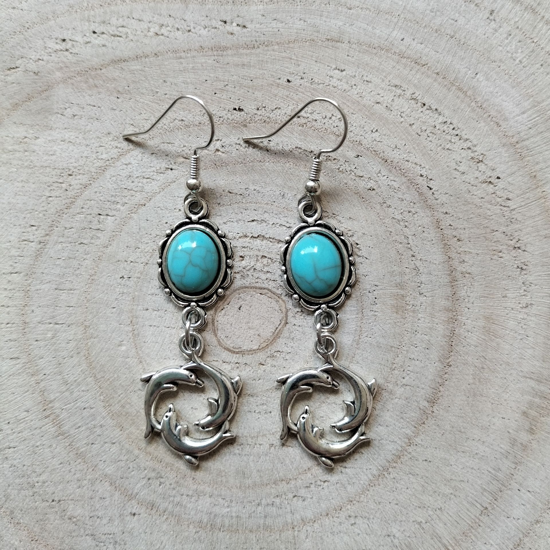 Bohemian oorbellen met ovaalvormig turquoise steentje en dolfijnen (hypoallergeen)