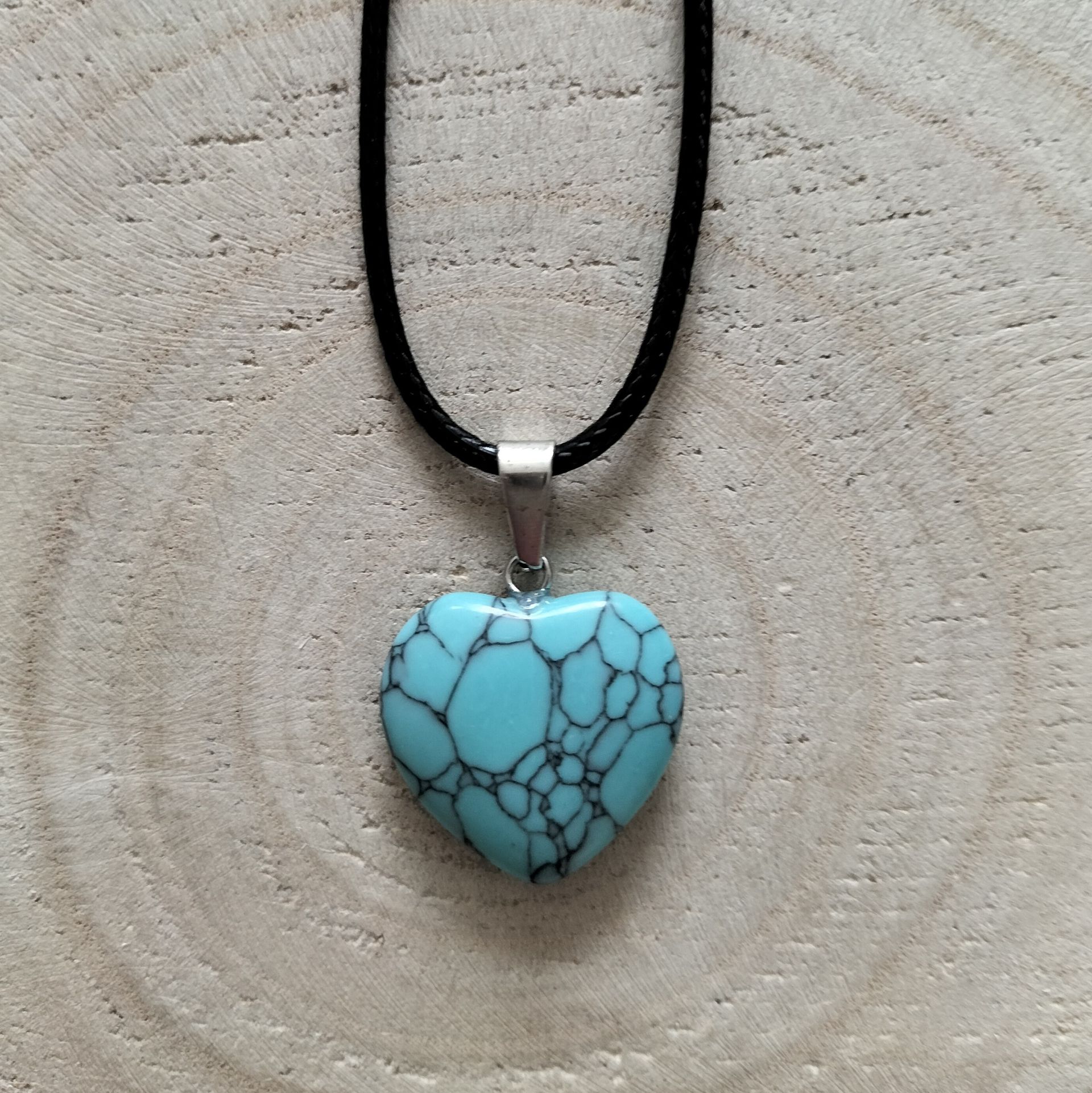 Waxkoord ketting met turkoois howliet hartje