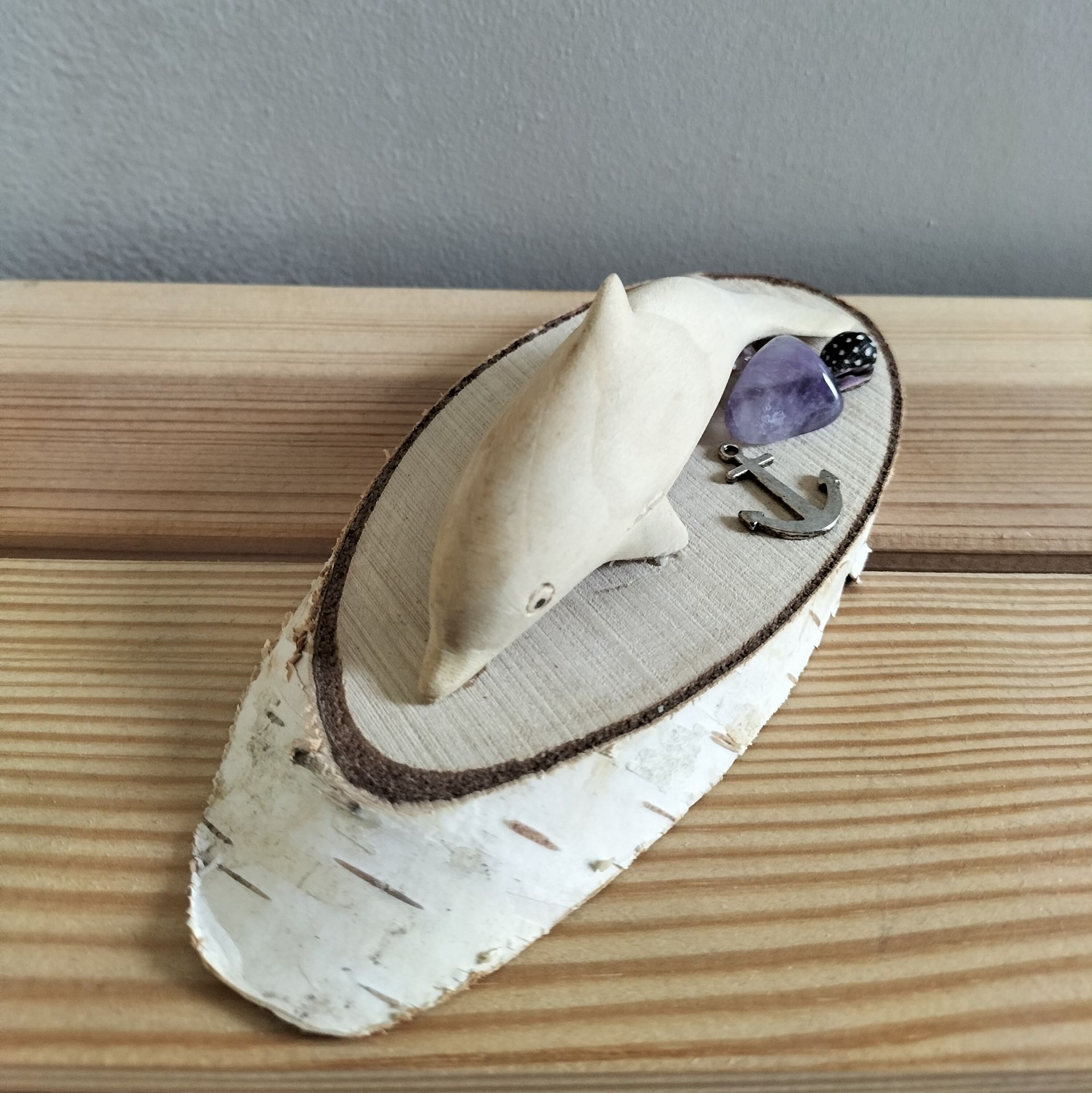 Dolfijn met amethist op houtschijf