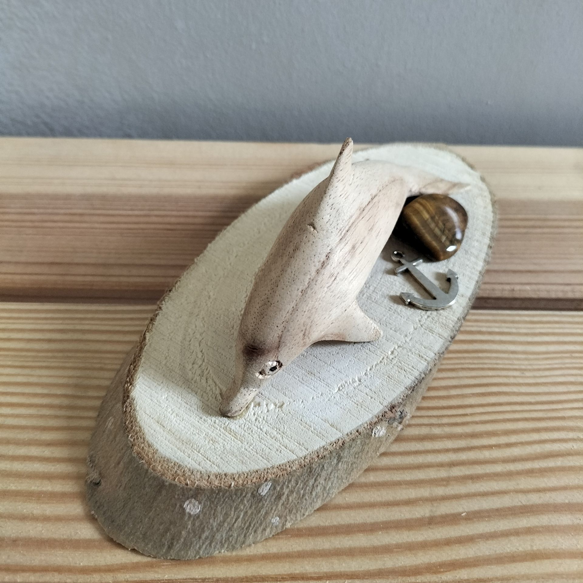 Dolfijn met tijgeroog op houtschijf