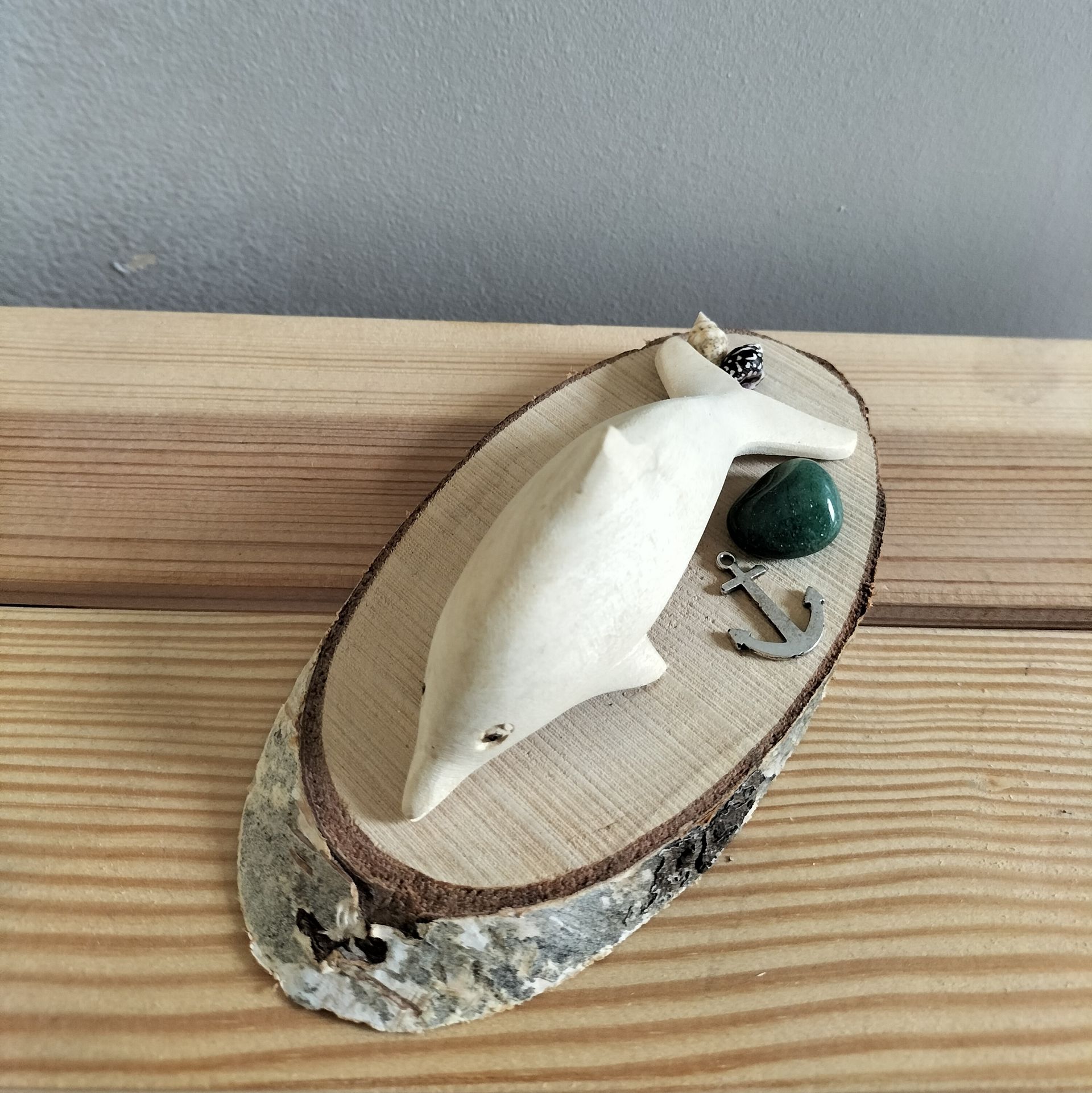 Dolfijn met aventurijn op houtschijf