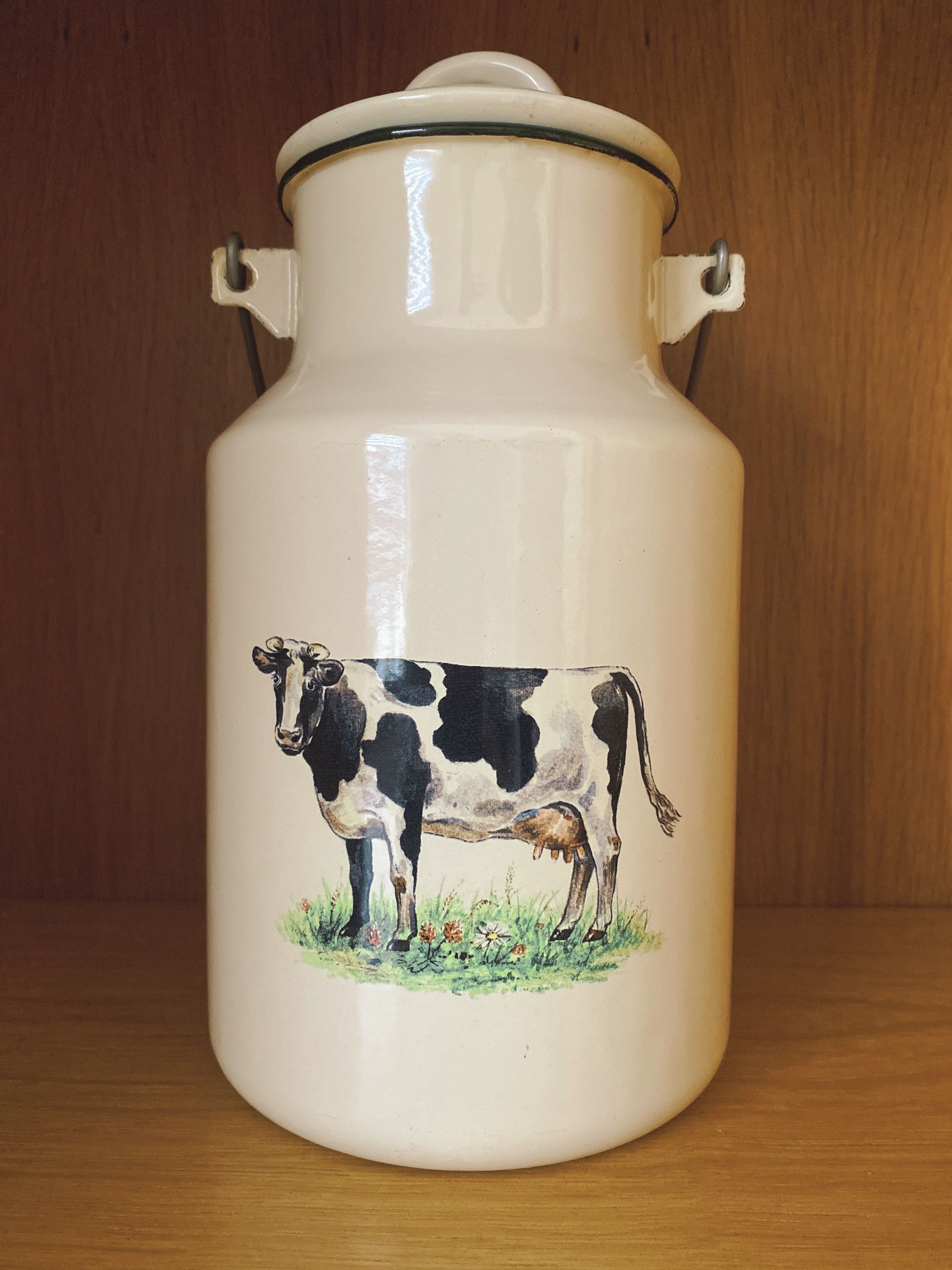 Vintage geëmailleerde melkbus met afbeelding koe