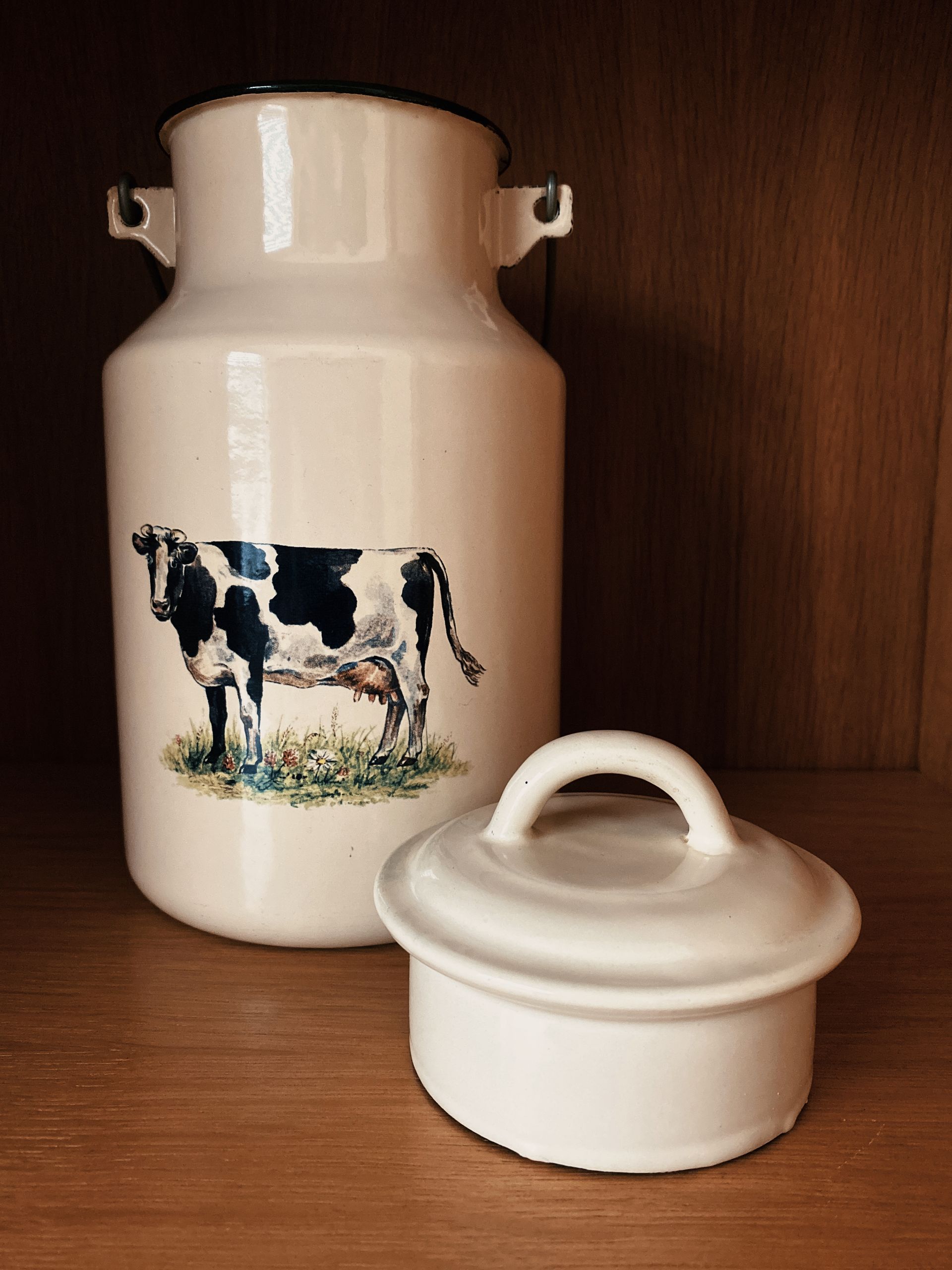 Vintage geëmailleerde melkbus met afbeelding koe