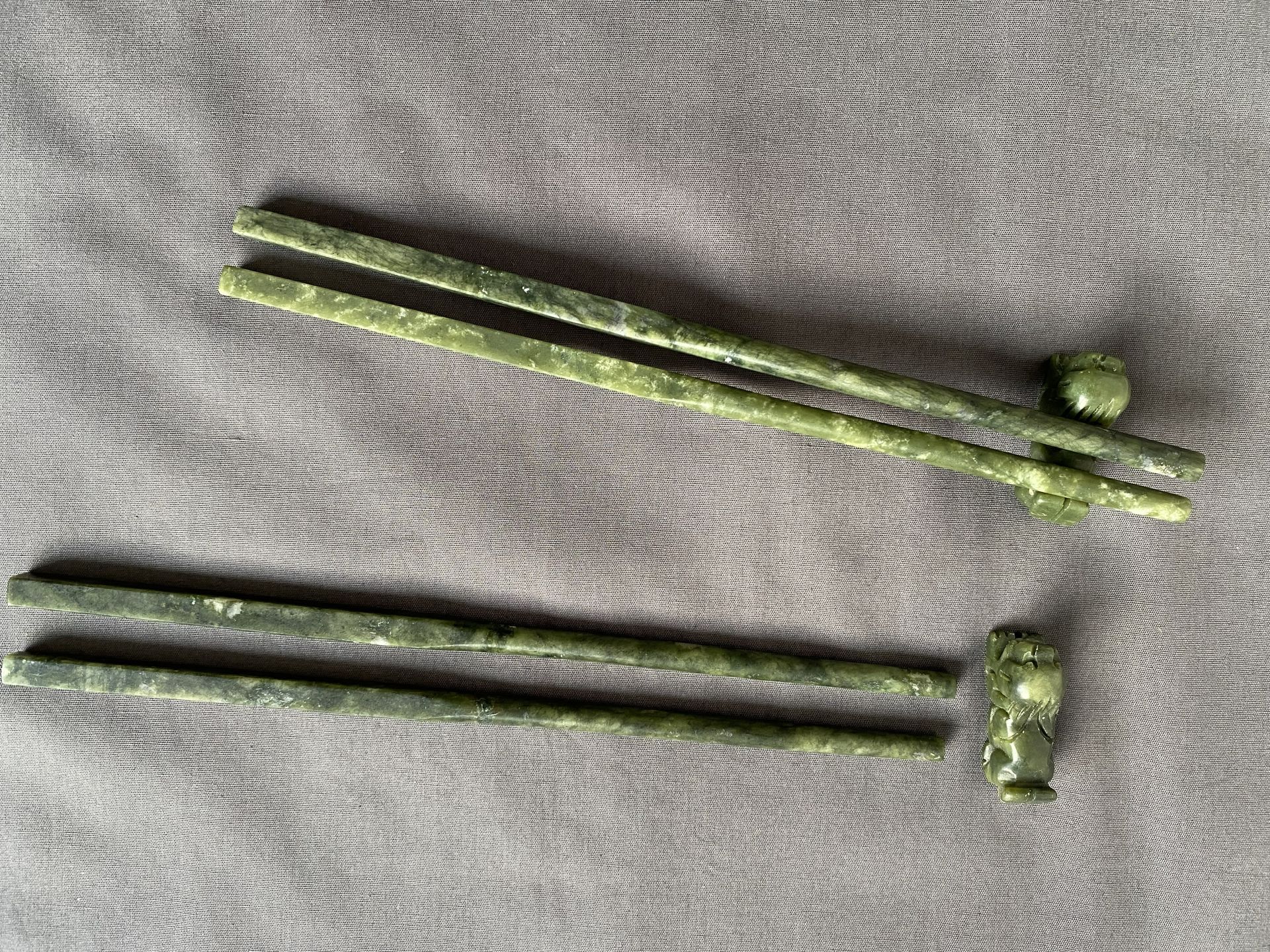 Chinese jade eetstokjes met houder.