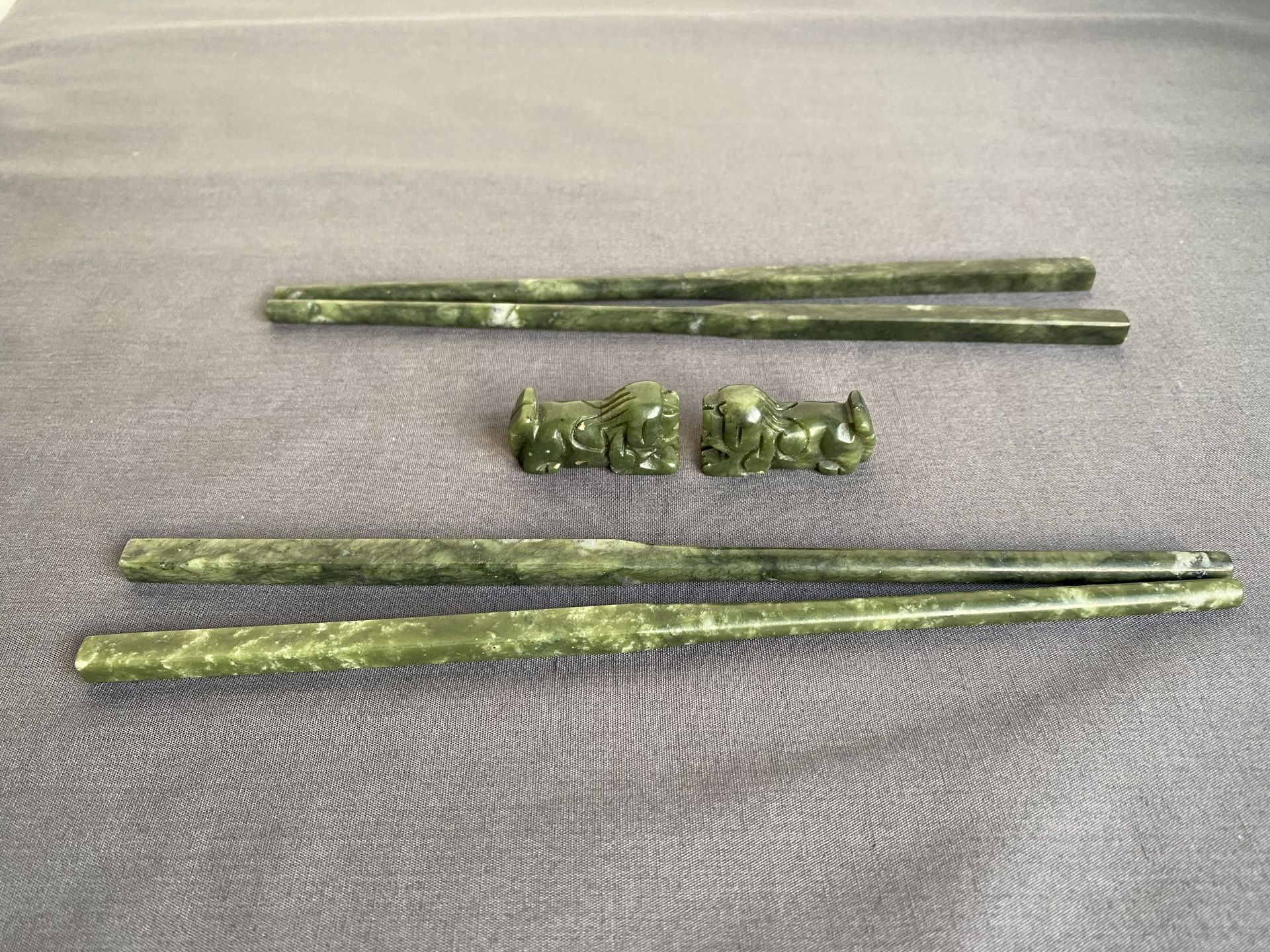 Chinese jade eetstokjes met houder.