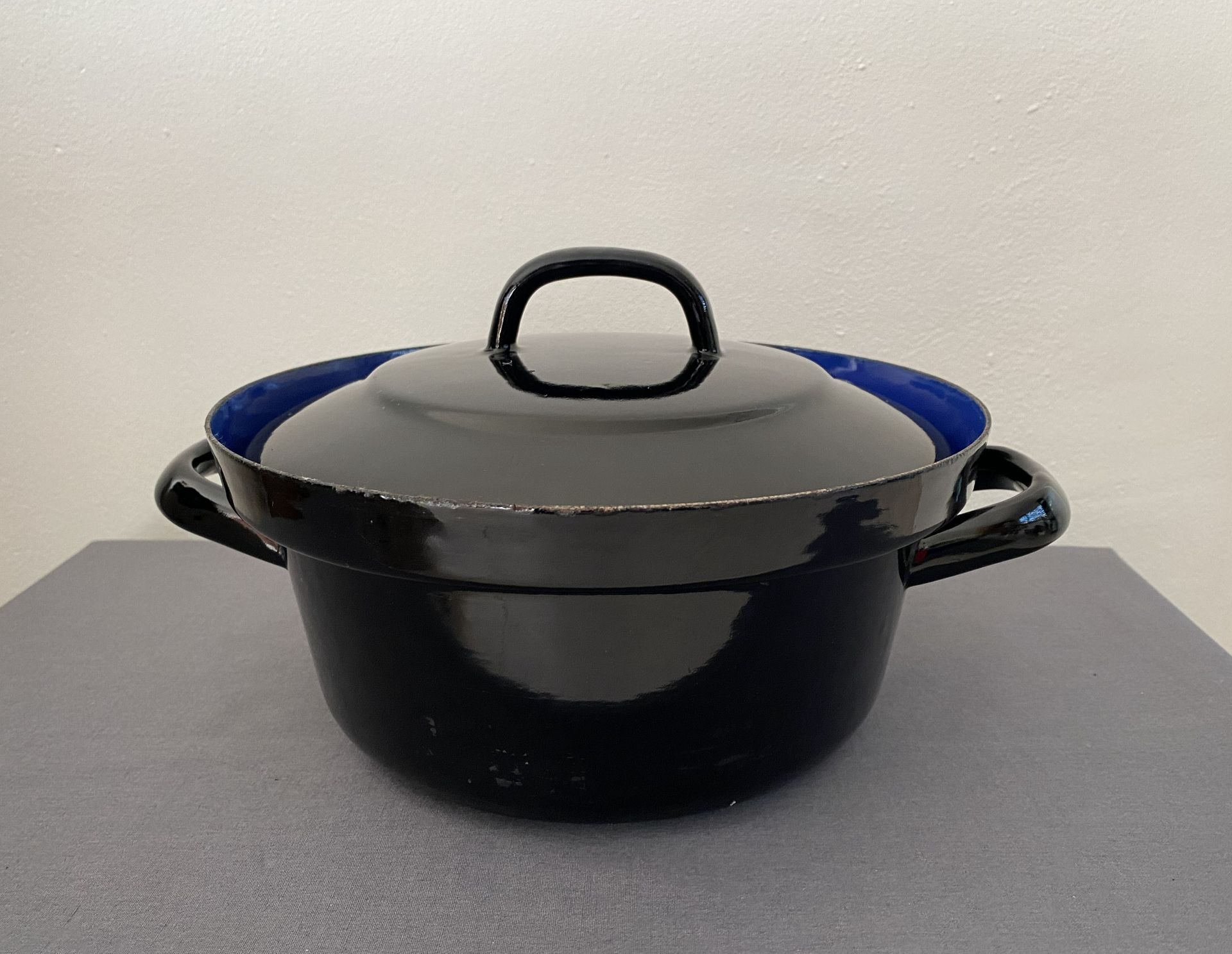 Vintage gietijzeren geëmailleerde braadpan