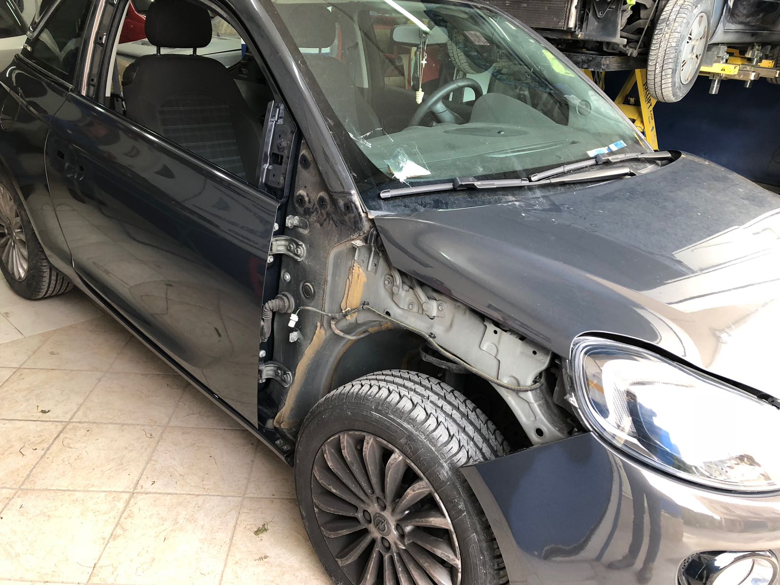 riparazione di fiancata auto