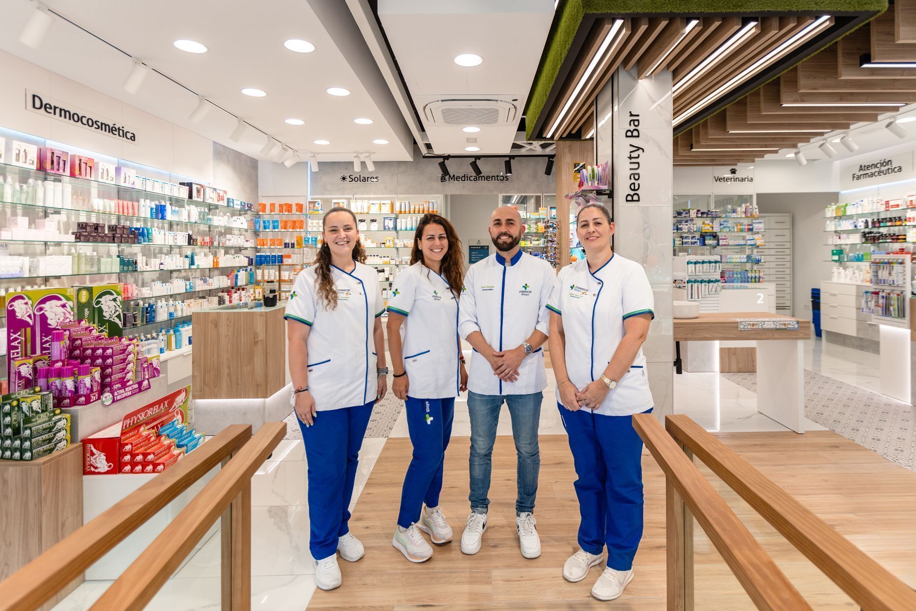 Un grupo de personas posa para una fotografía en una farmacia.