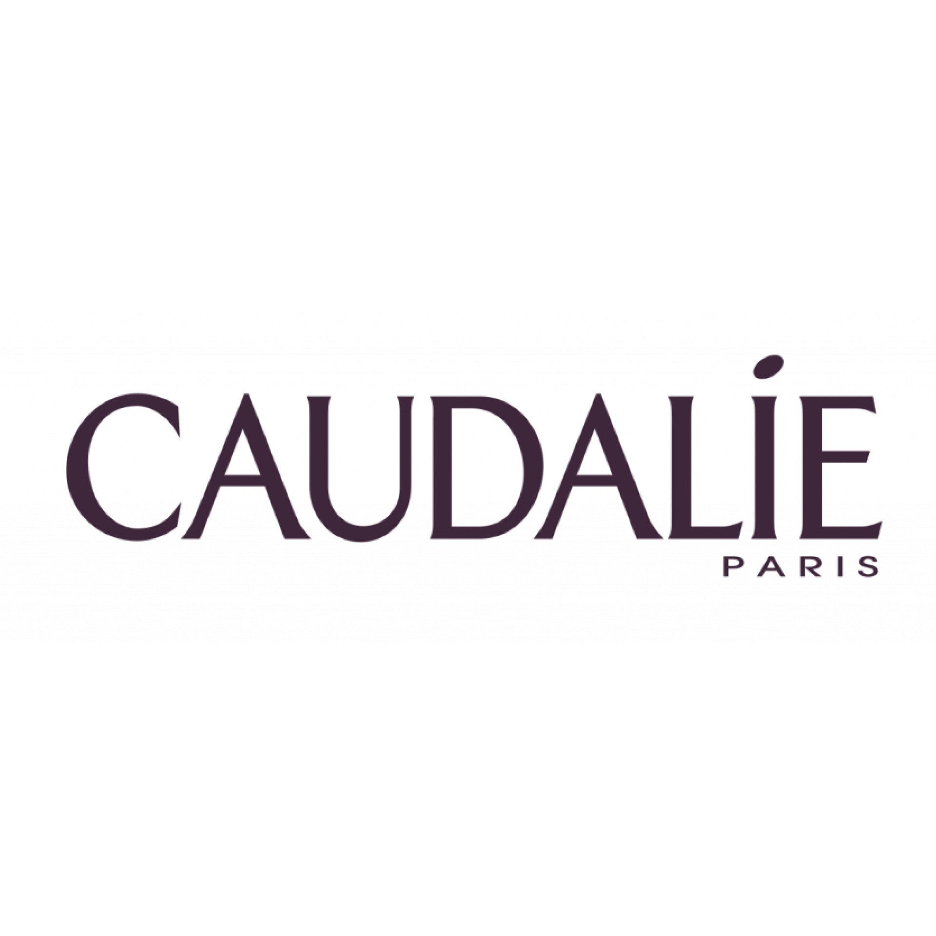 El logotipo de Caudalie Paris es un logotipo morado sobre un fondo blanco.