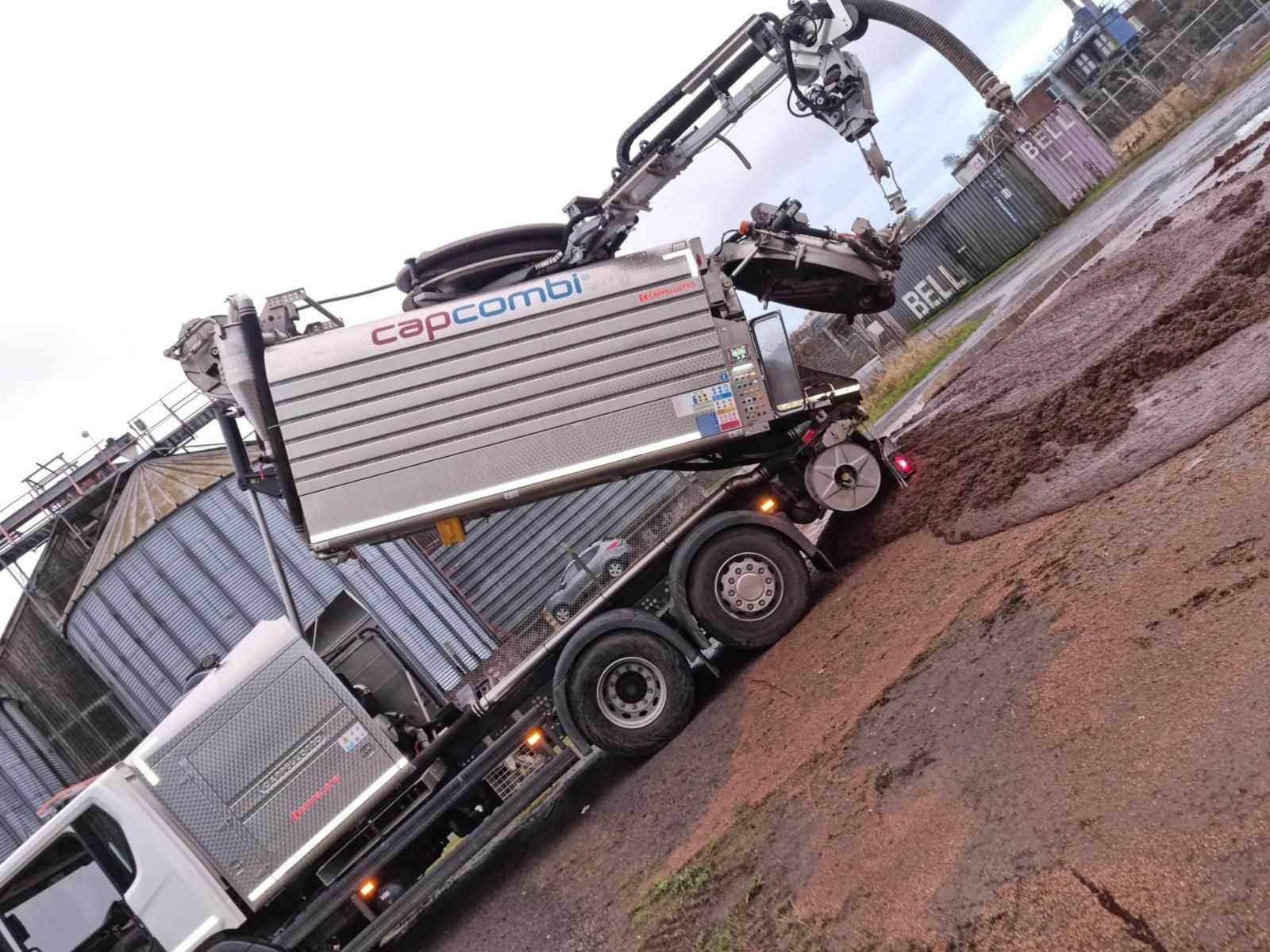 Oil tank cleaning