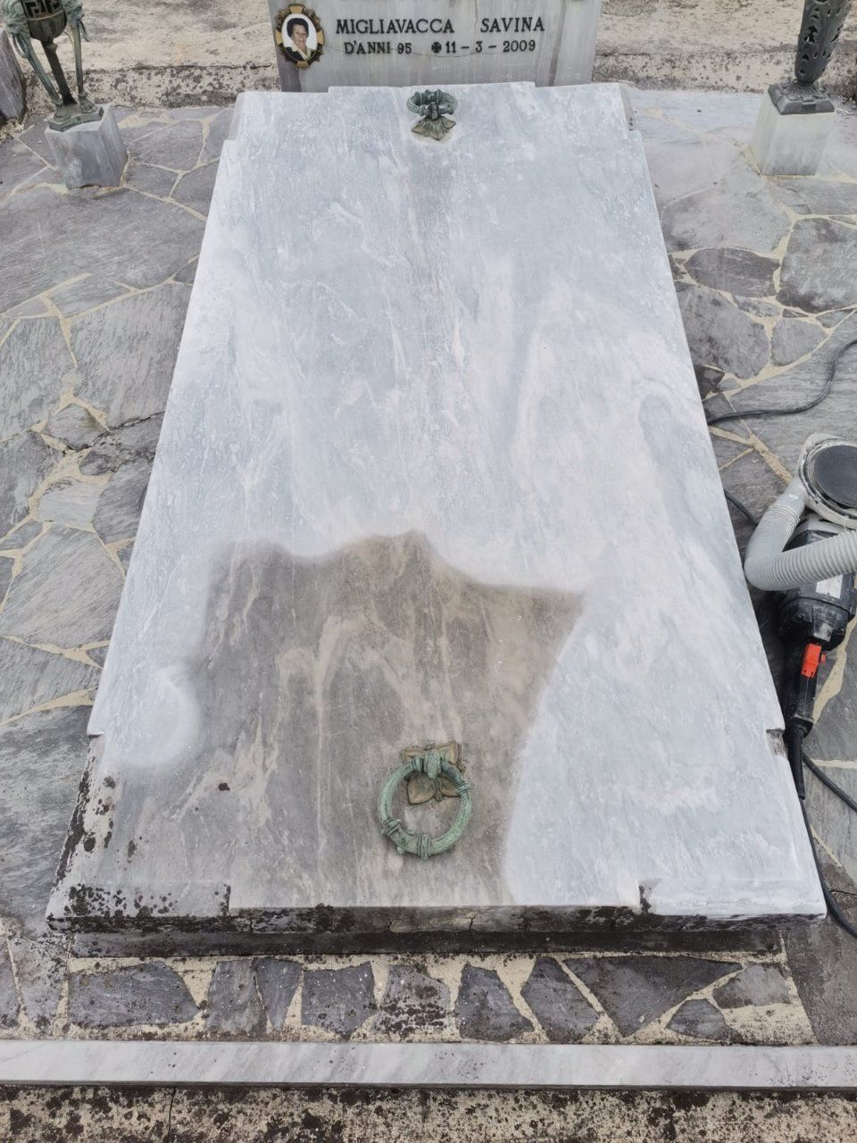 Lucidatura marmo di loculi funebri