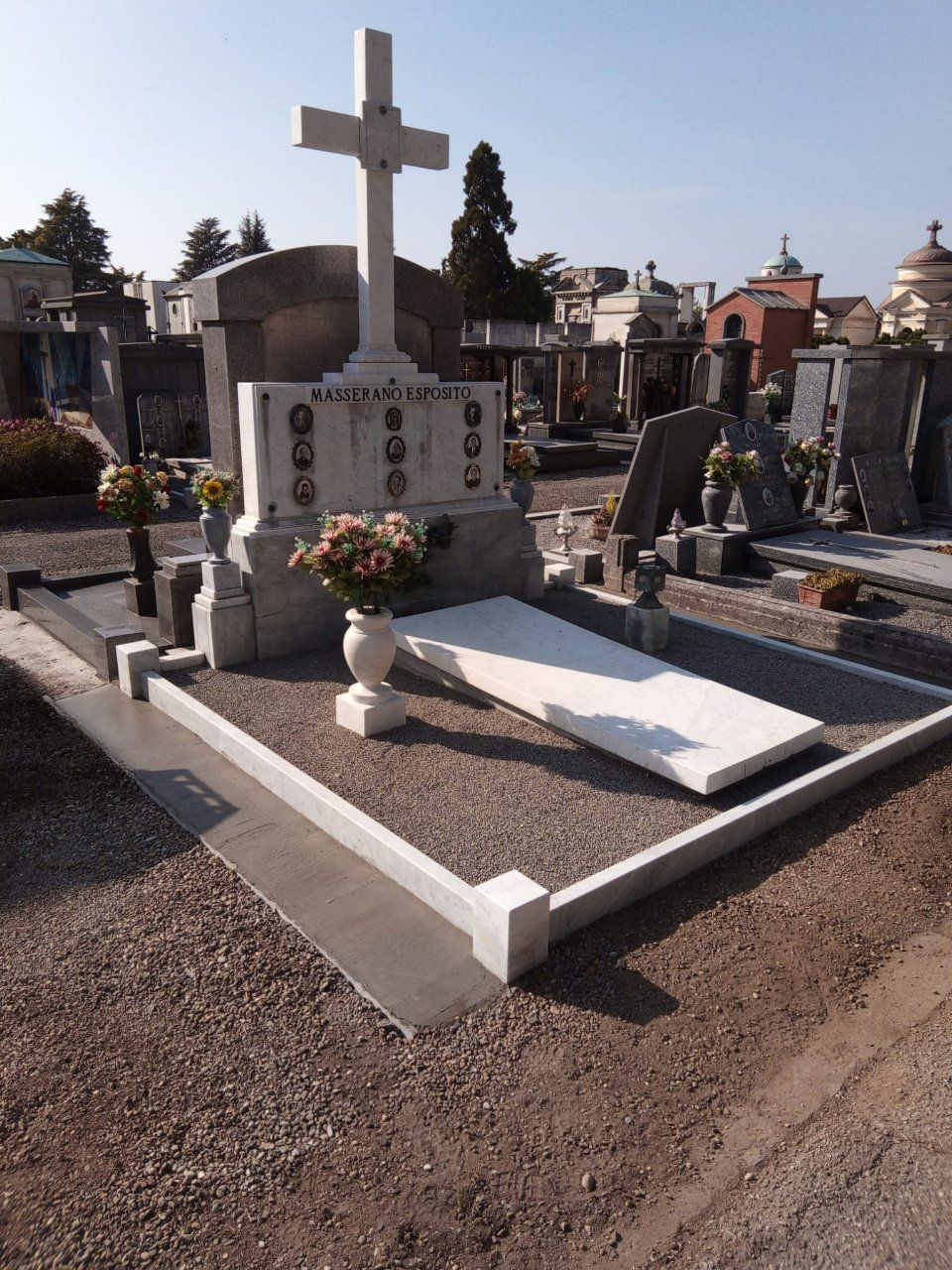 Posa di monumenti funebri in marmo