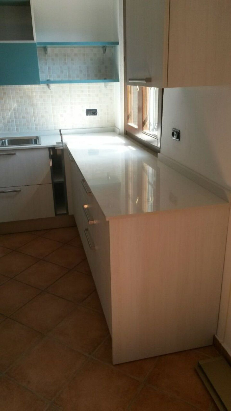 Arredamenti a Vigevano - Piano cucina in marmo bianco