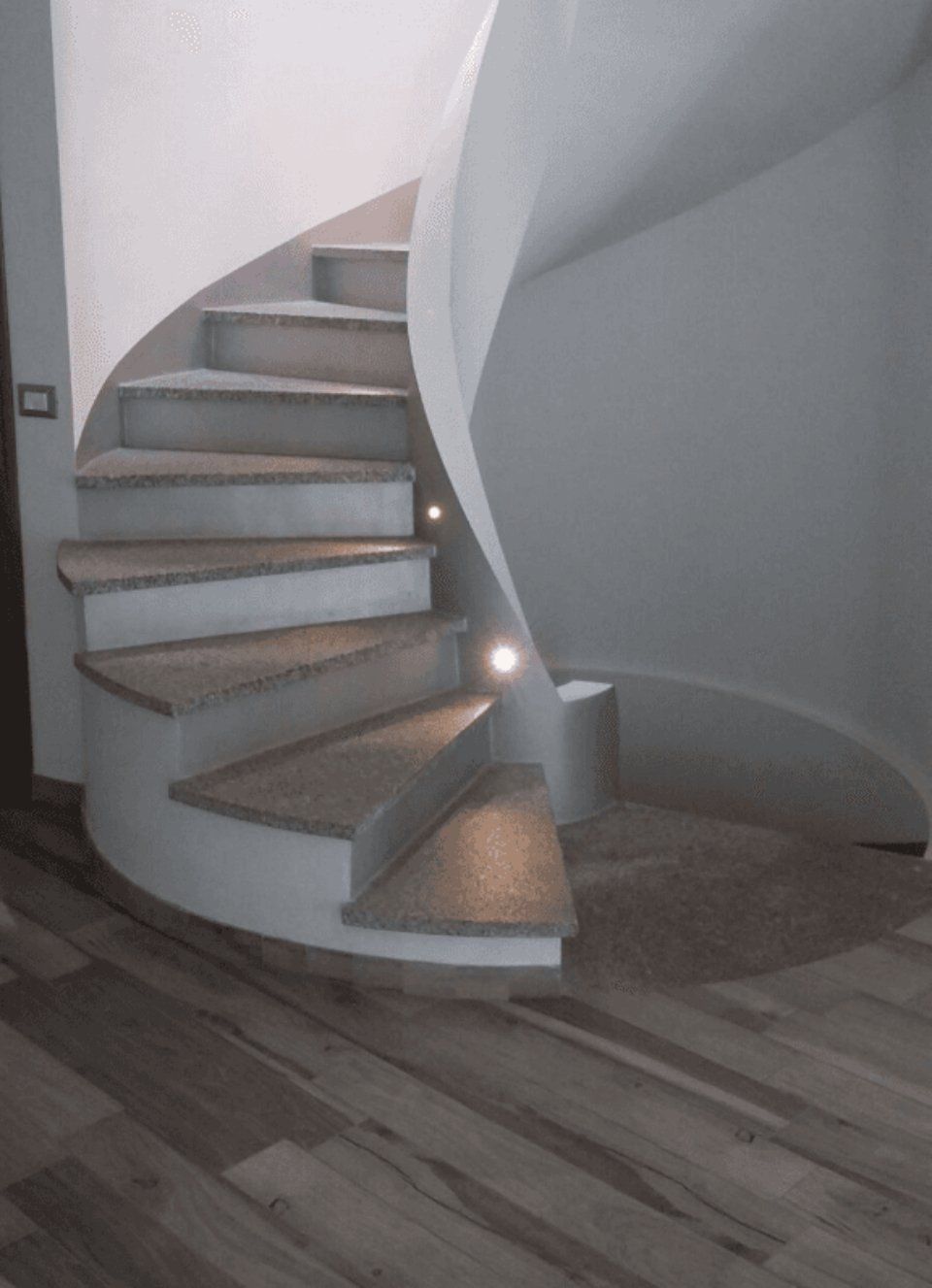 Arredamenti a Vigevano - Scala a chiocciola con gradini in granito
