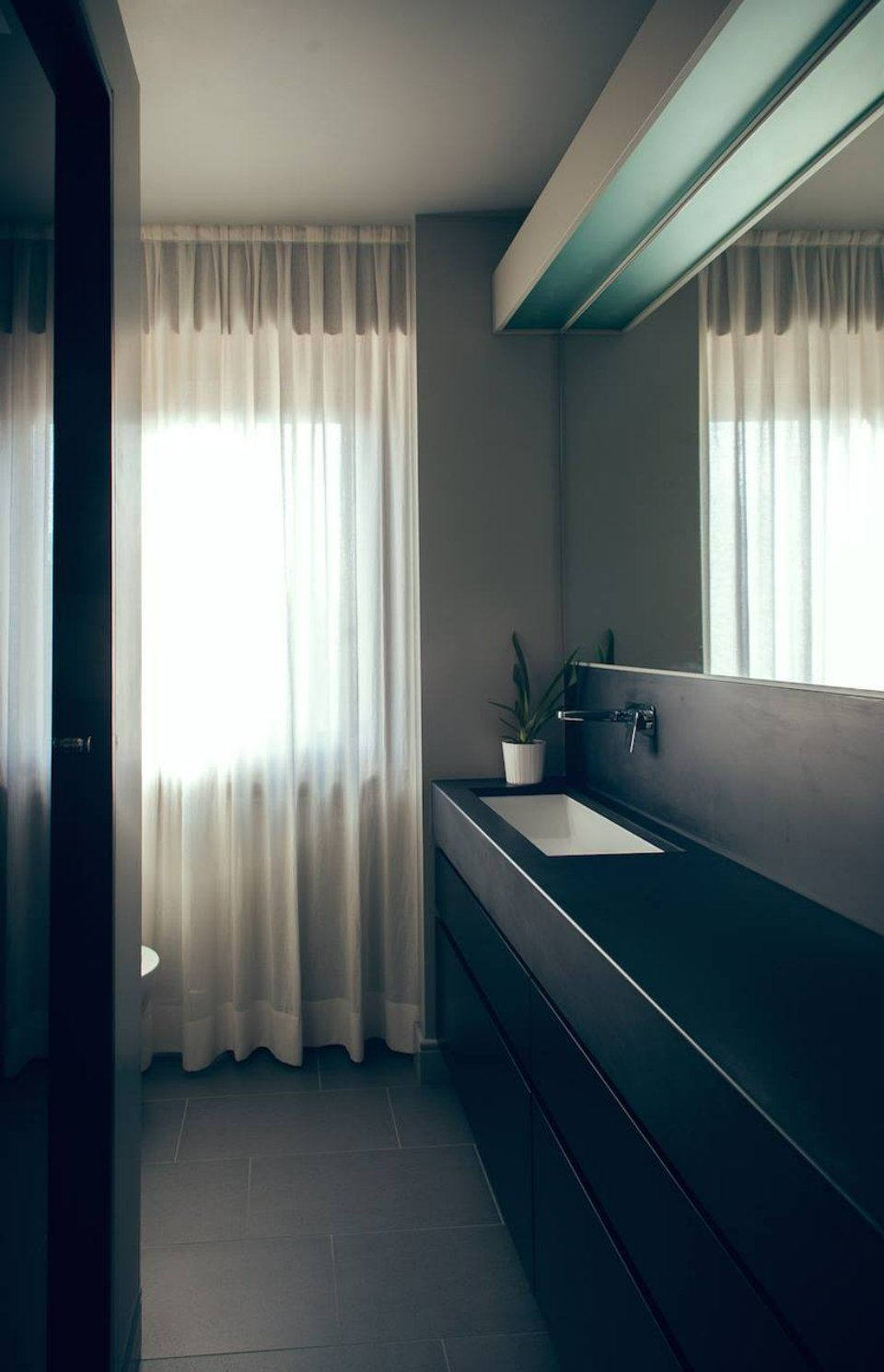 Arredamenti a Vigevano - Top bagno in marmo nero