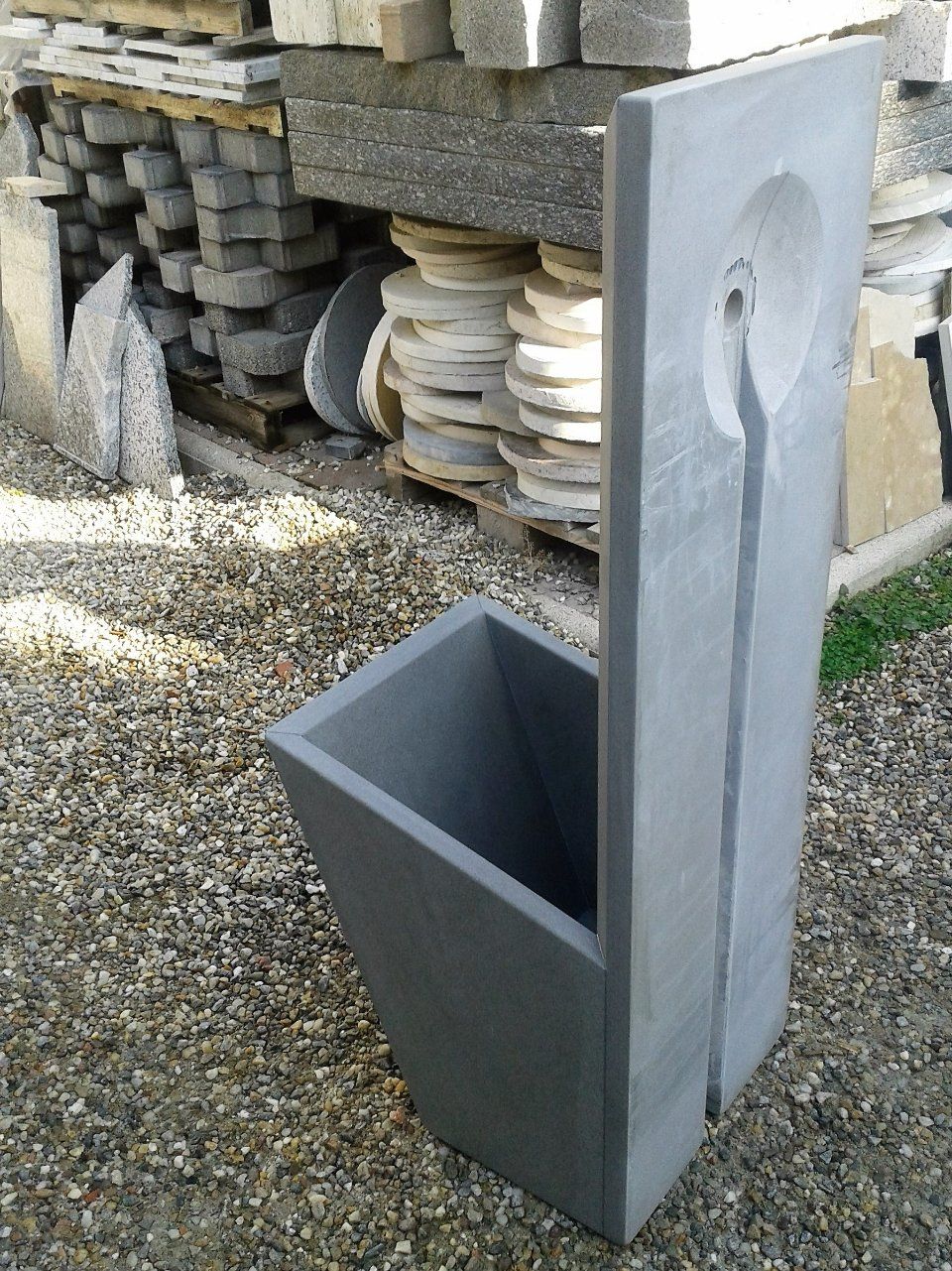 Arredamenti a Vigevano - Fontanella in pietra