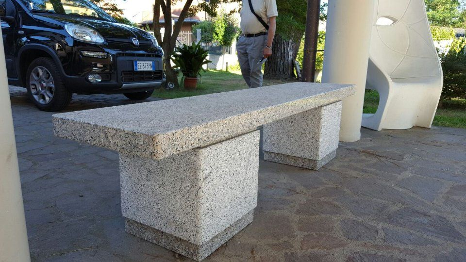 Arredamenti a Vigevano - Panchina in pietra