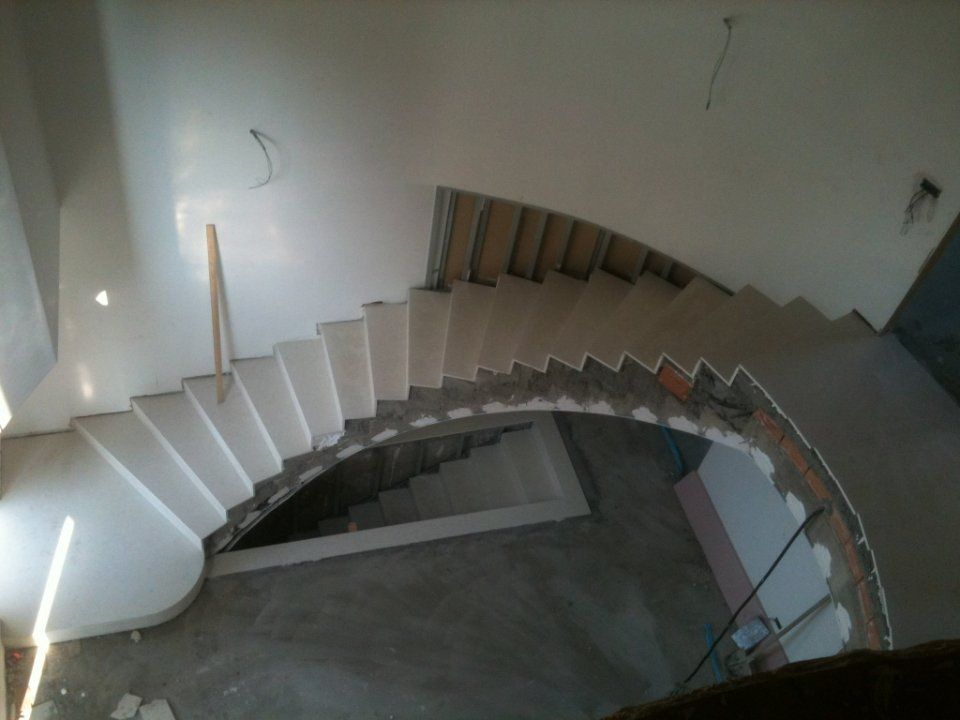 Arredamenti a Vigevano - Posa di scalinata interna in pietra