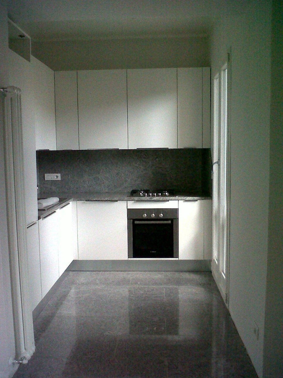 Arredamenti a Vigevano - Cucina con pavimento e piano lavoro in marmo