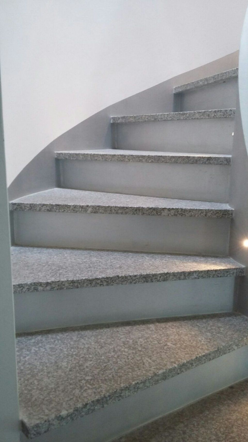 Arredamenti a Vigevano - Scala con gradini in granito